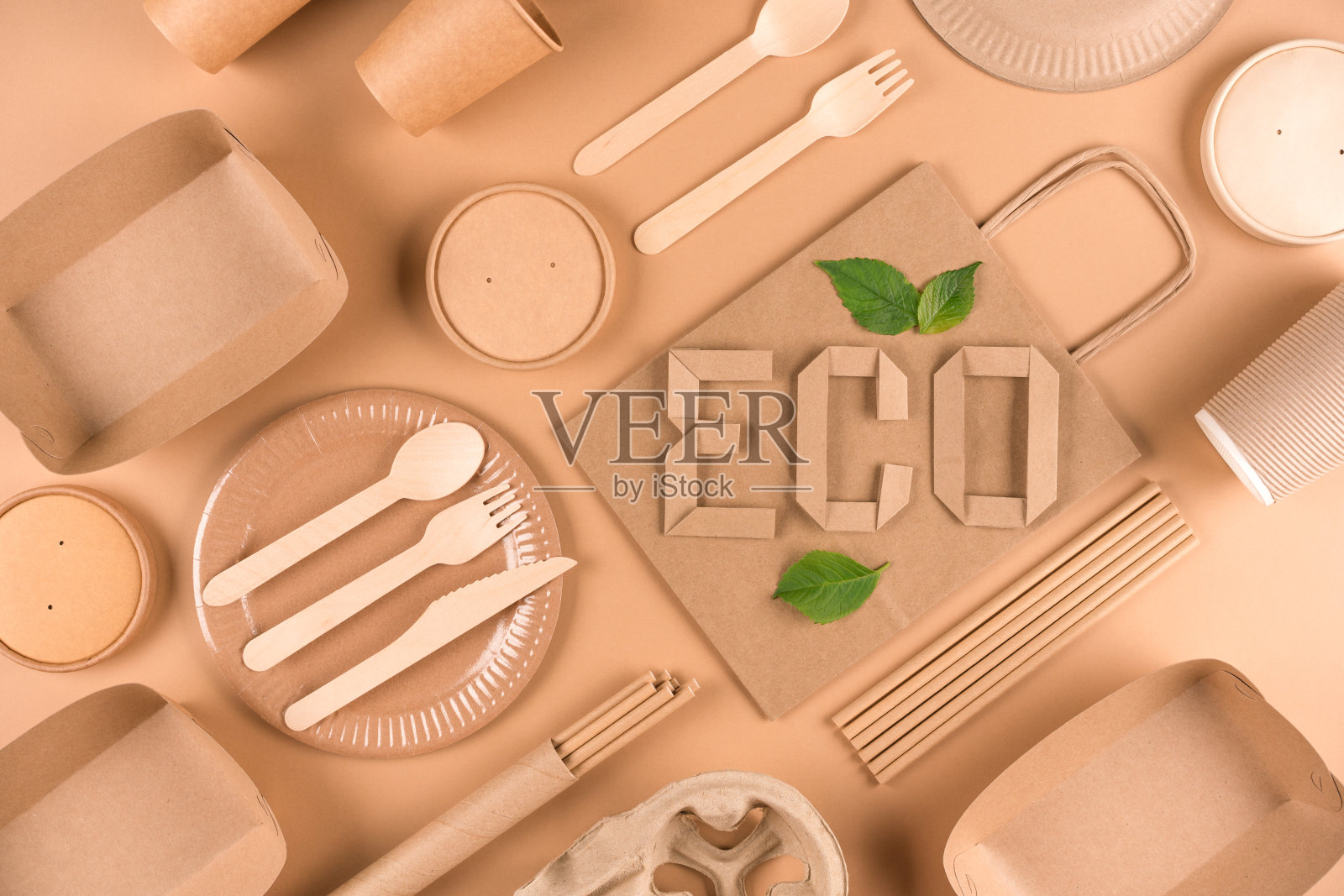 平面铺设图像与纸器皿，木制餐具和纸字ECO在浅棕色的背景。街头食品可持续纸质包装，零浪费包装理念照片摄影图片