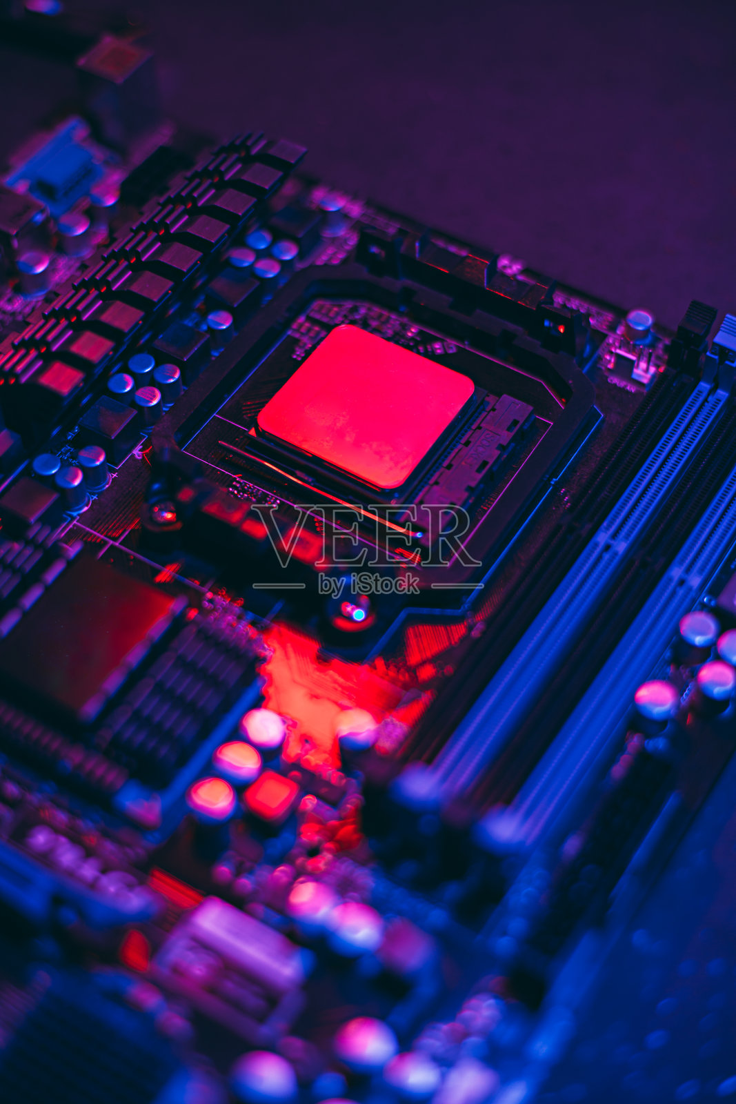 霓虹灯硬件技术概念。主板在蓝红色的光。计算机组件。黑暗的照片。照片摄影图片