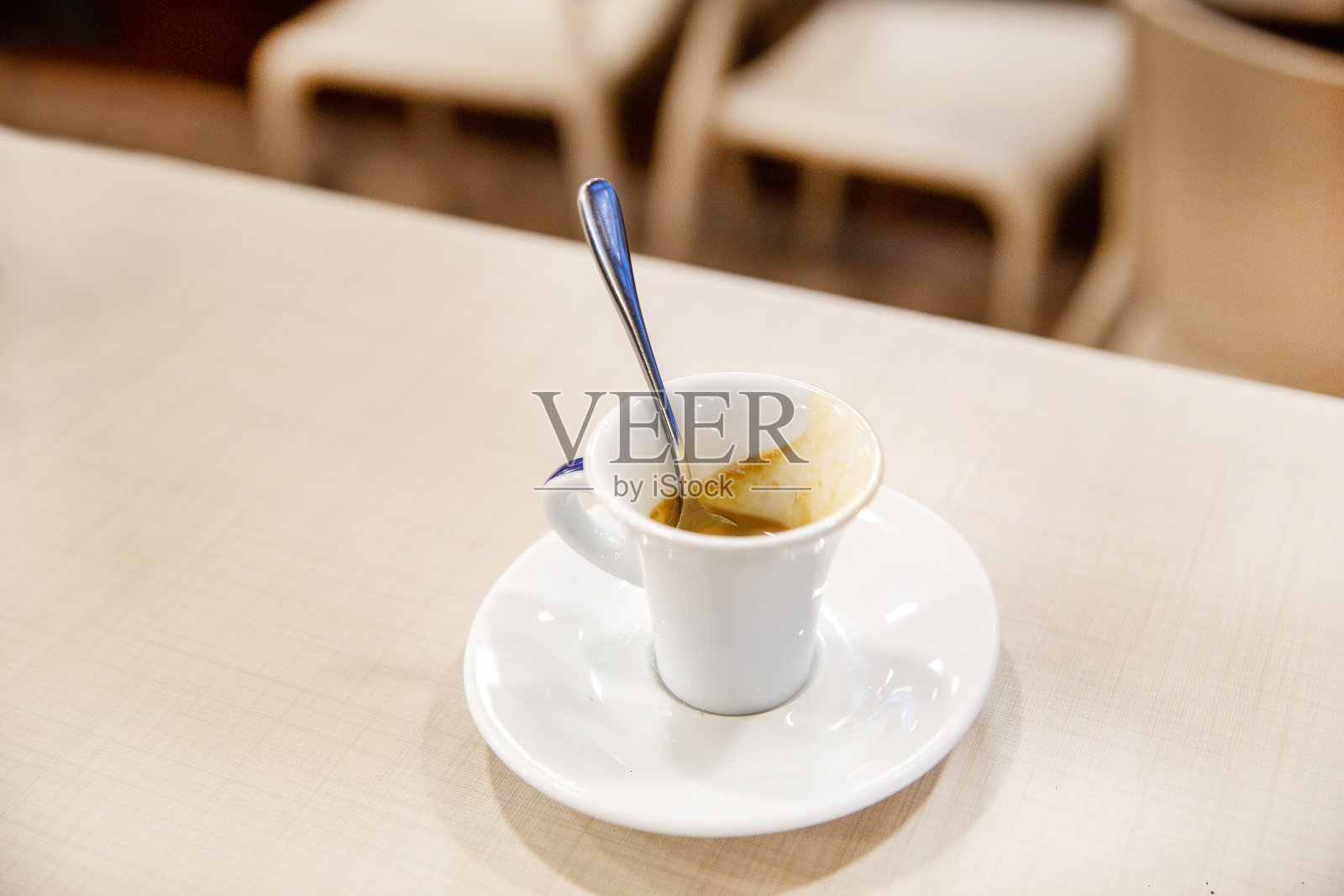 浓缩咖啡-快速意大利咖啡在桌子上用勺子照片摄影图片