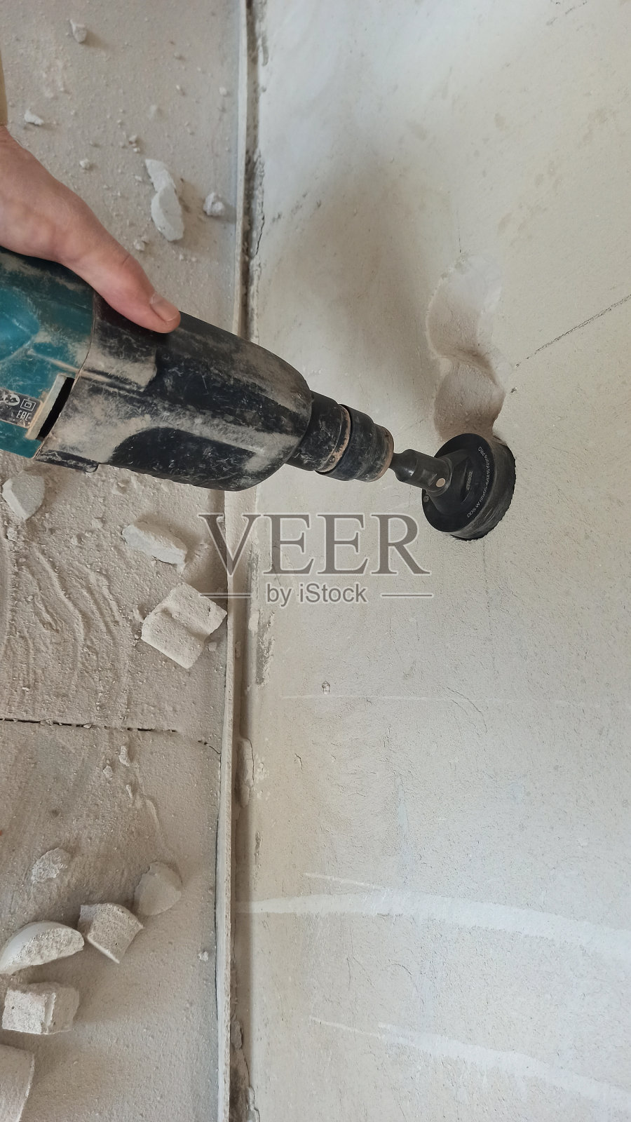 专业的手在用穿孔器工作。照片摄影图片