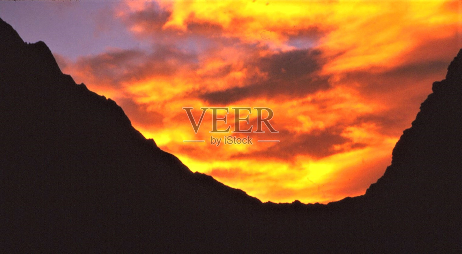 日落在加拿大落基山脉-阿尔伯塔，加拿大照片摄影图片