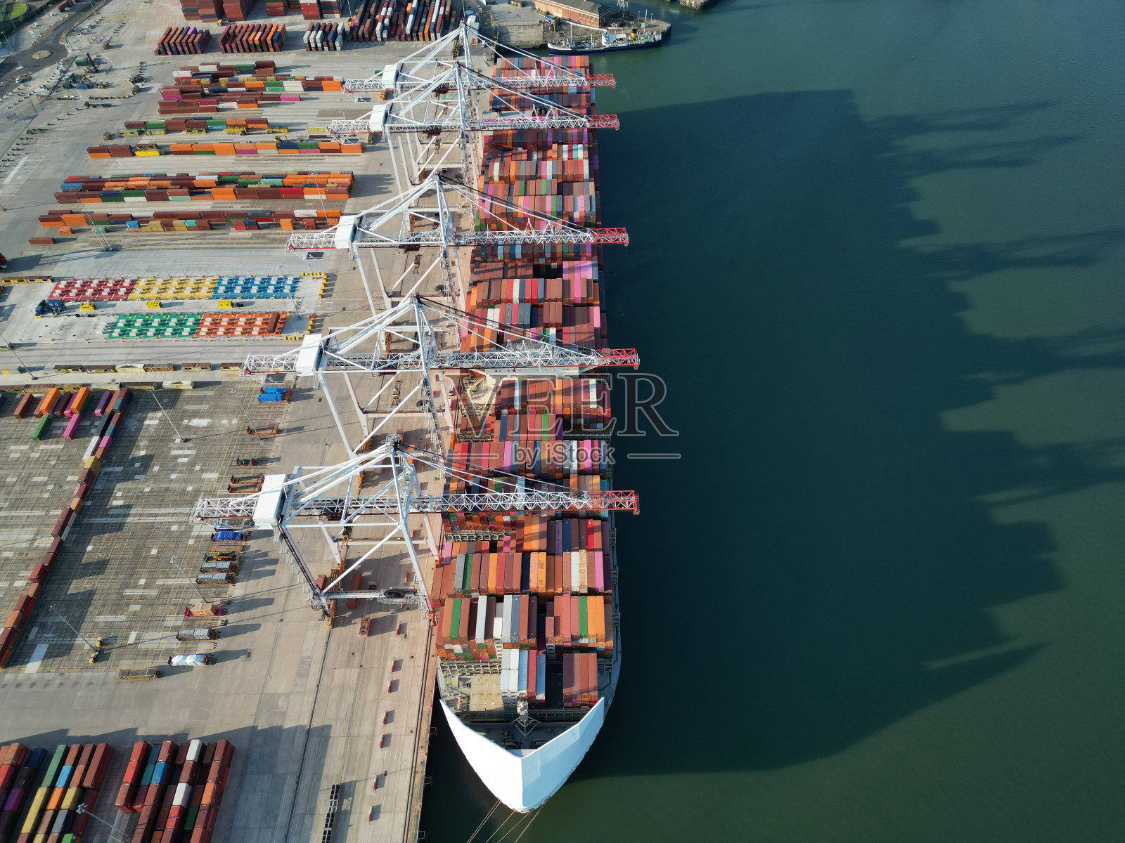 集装箱码头五彩缤纷的集装箱船鸟瞰图照片摄影图片