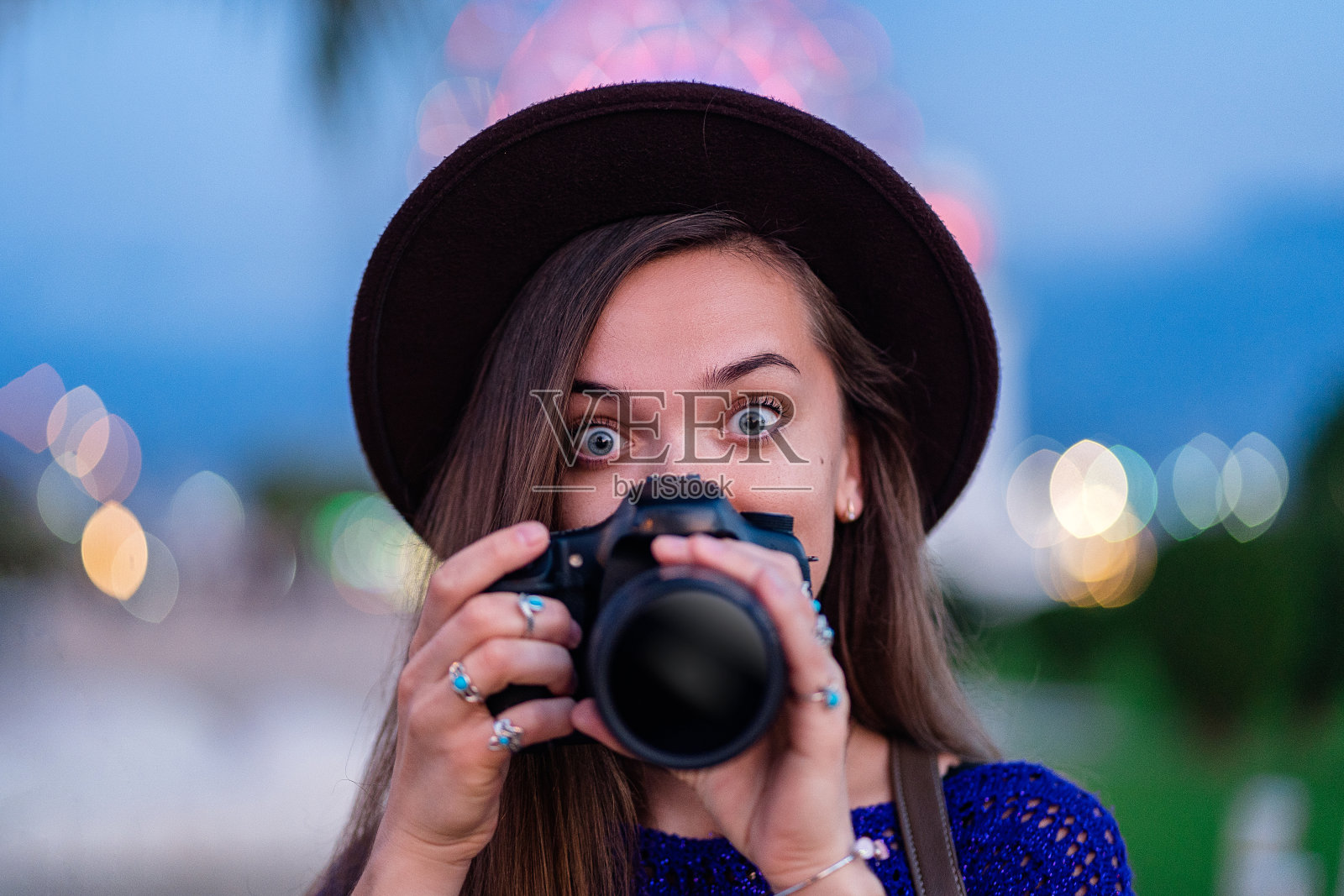 休闲时尚的潮人快乐快乐的旅行者，戴着帽子的女摄影师在户外用单反相机和镜头拍照。享受摄影照片摄影图片