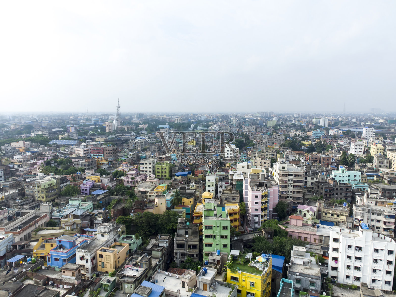 恒河沿岸毗邻豪拉的人口稠密地区。照片摄影图片