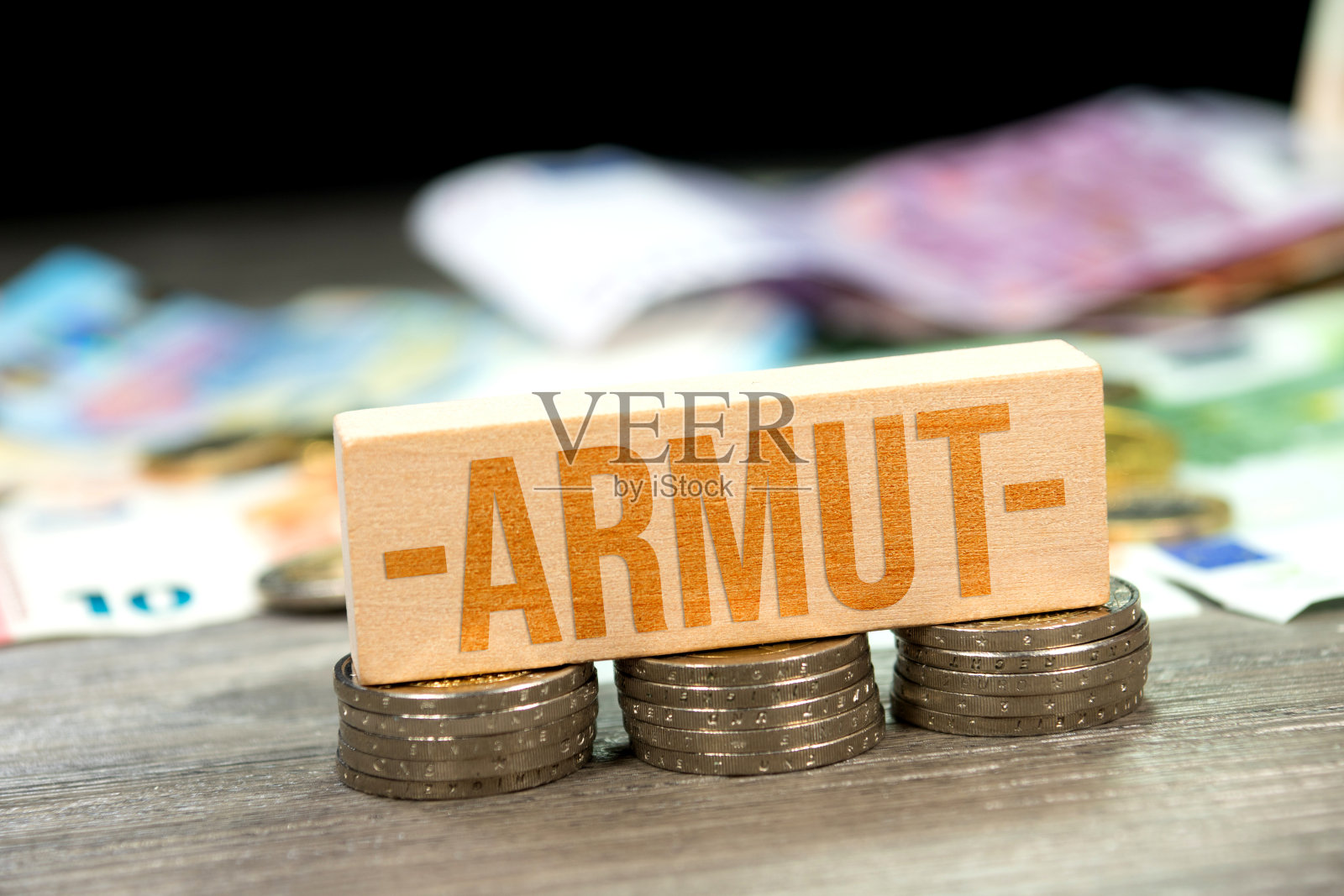 欧元纸币、硬币和贫穷照片摄影图片