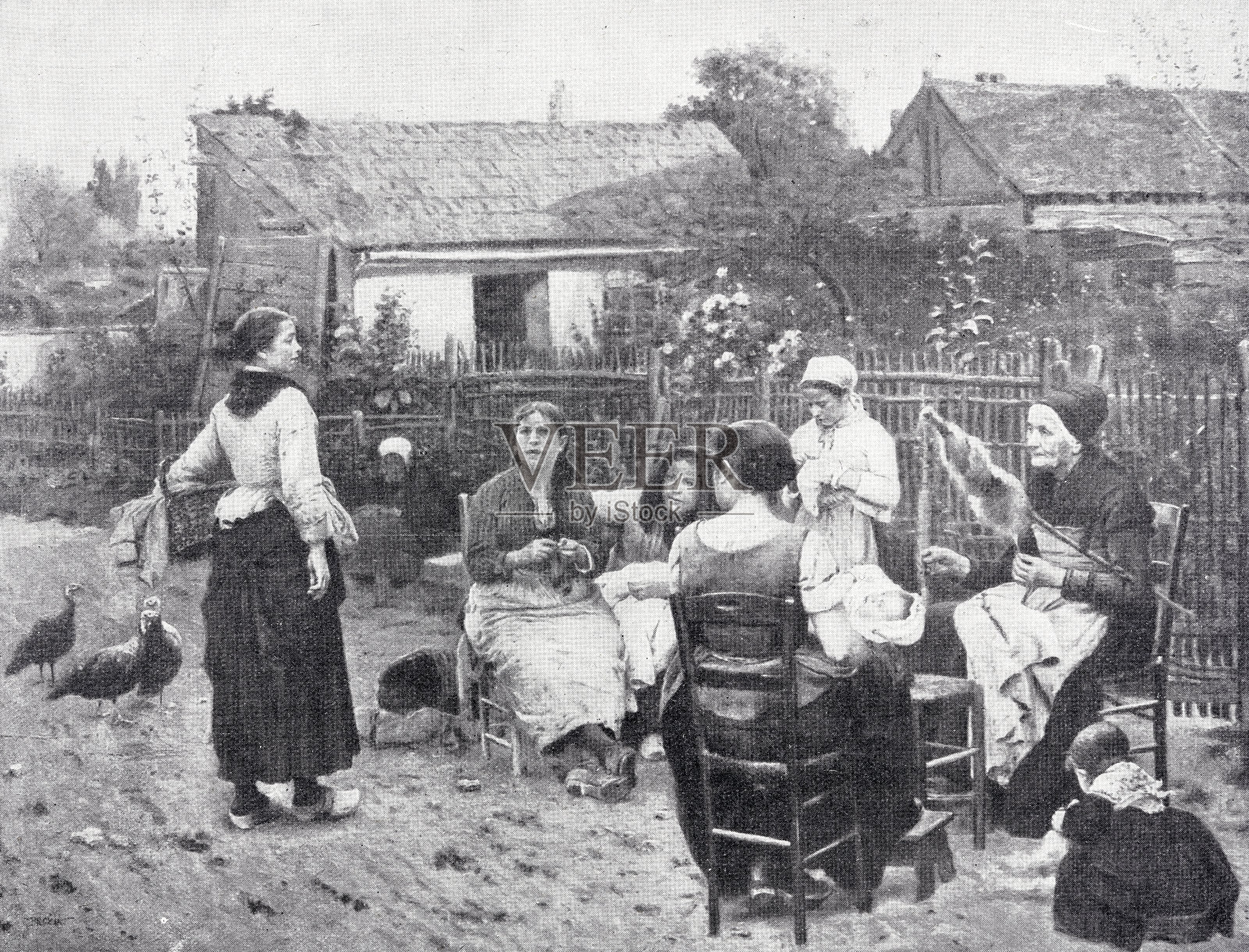 村里的闲话，妇女们坐在篱笆边互相交谈插画图片素材