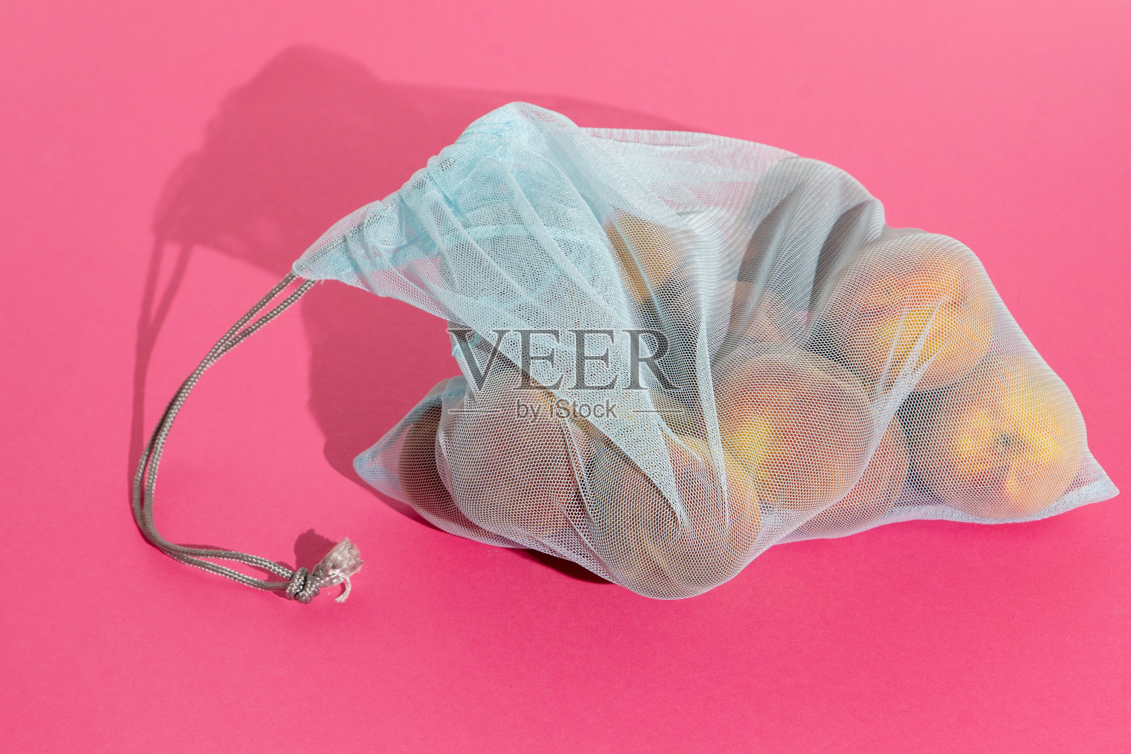 在商店购物的环保袋。更换塑料袋网片。环保概念背景。照片摄影图片