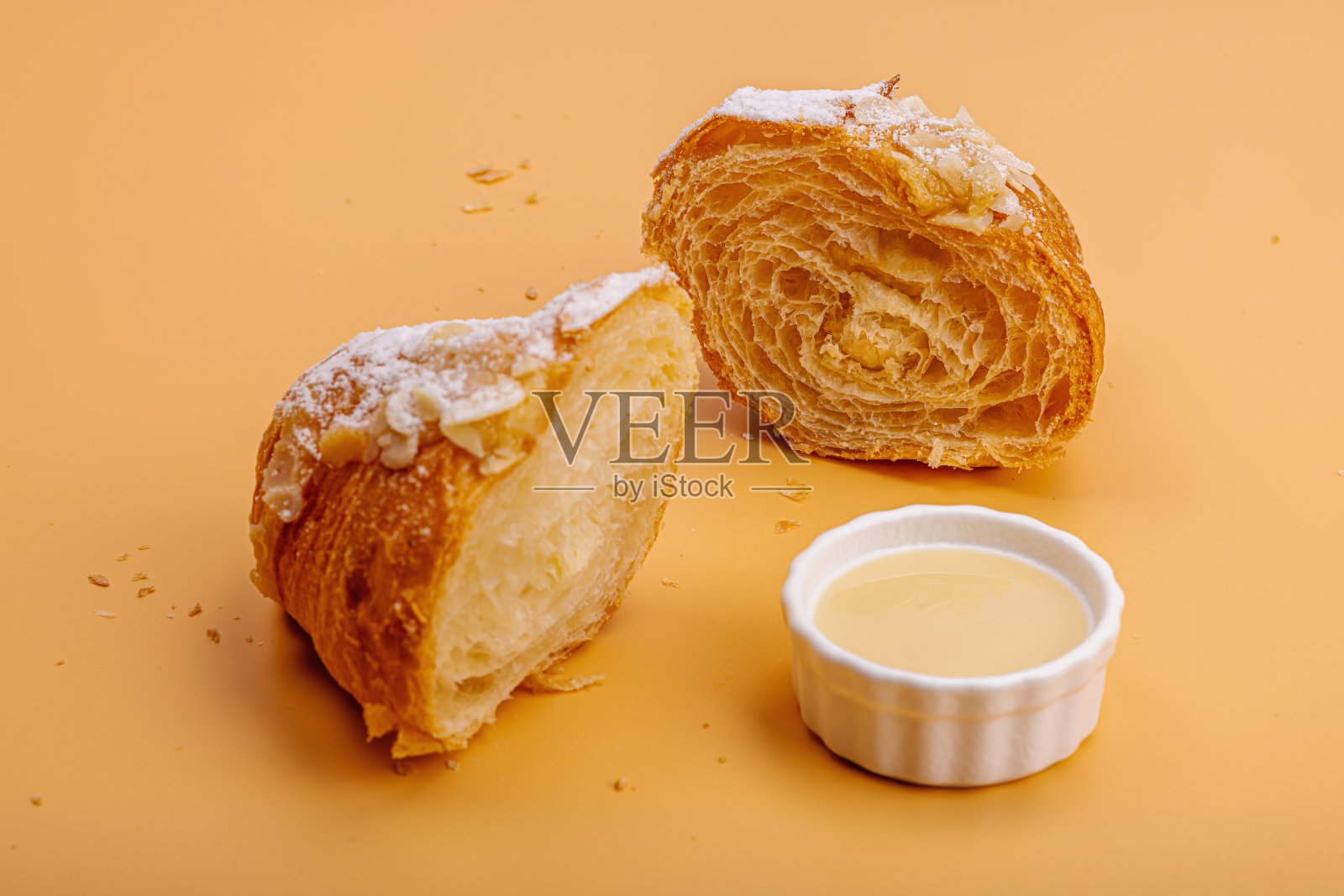 早上好，概念。新鲜牛角包，奶油馅和杏仁片。甜的甜点照片摄影图片