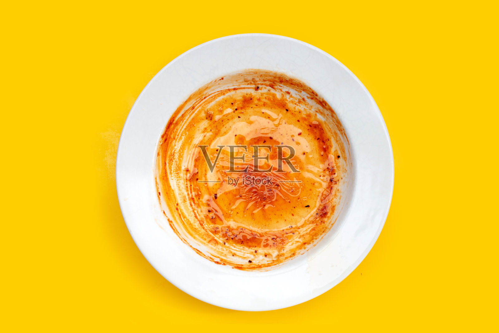 黄色背景上的脏盘子。俯视图照片摄影图片