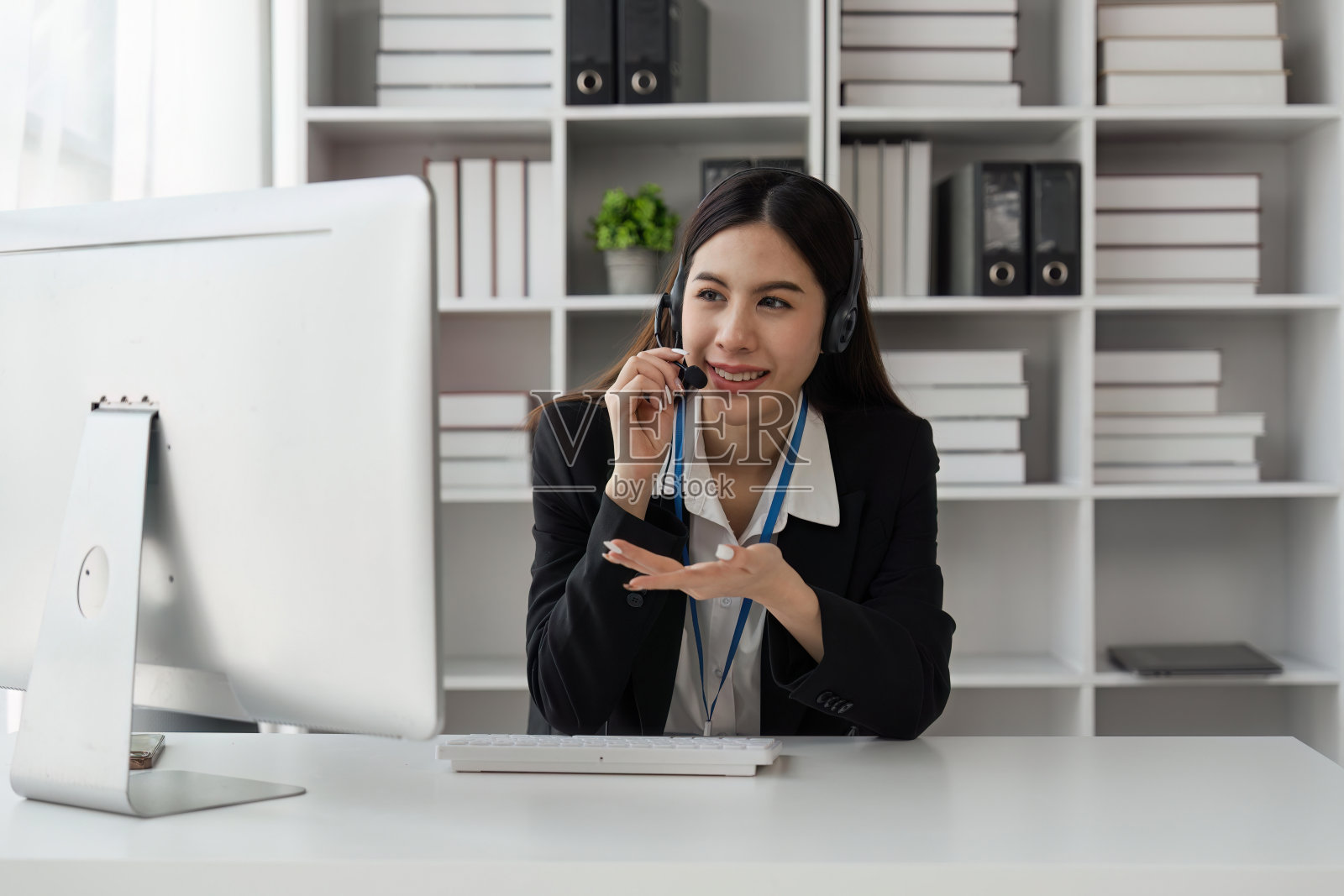 现代办公室中通过支持热线工作的呼叫中心客服代表照片摄影图片