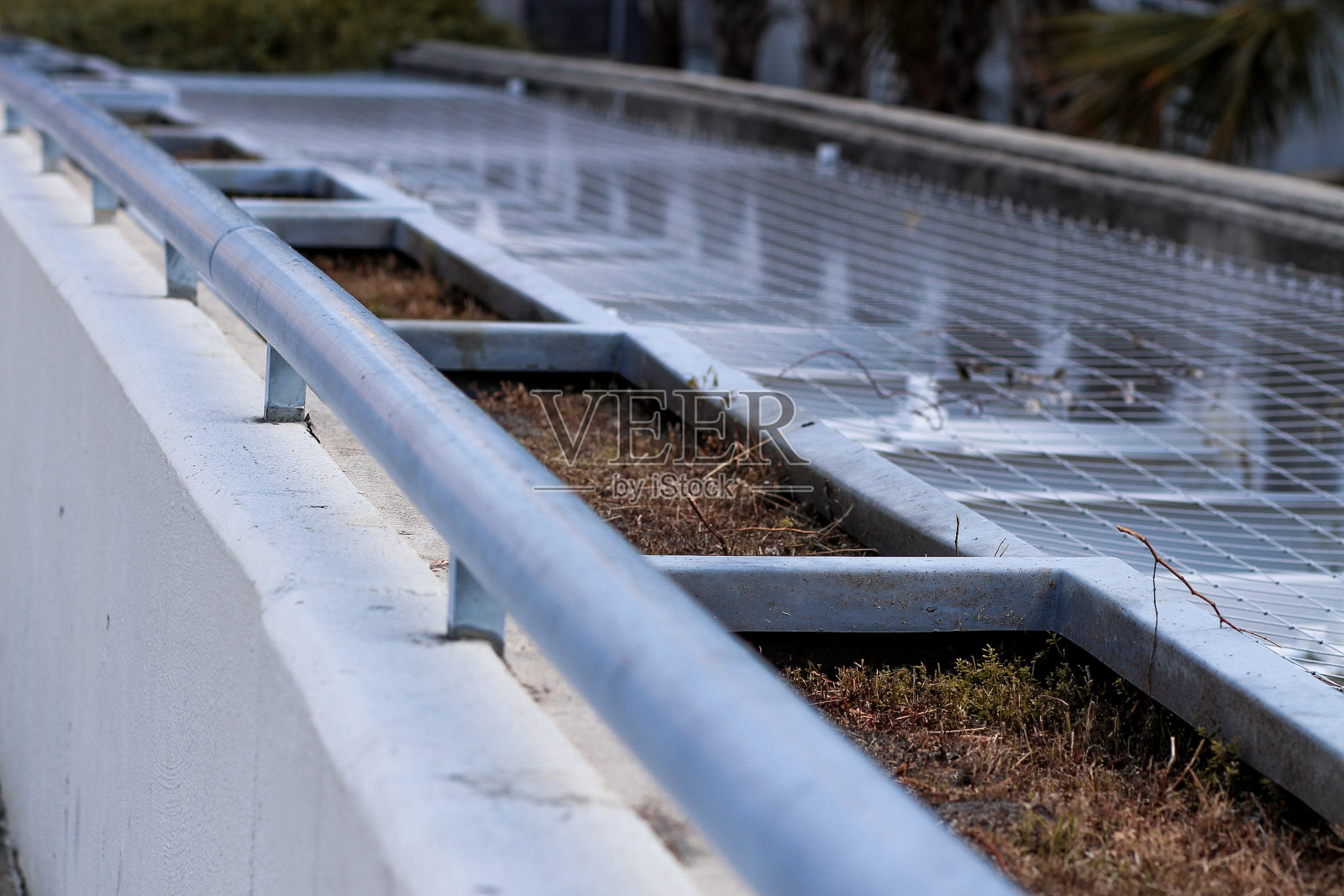 混凝土人行道上的银色栏杆照片摄影图片