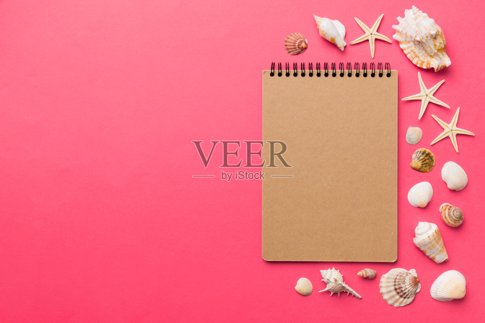 空白书写书与夏季海滩配件的背景，拷贝空间。平面铺设与拷贝空间照片摄影图片
