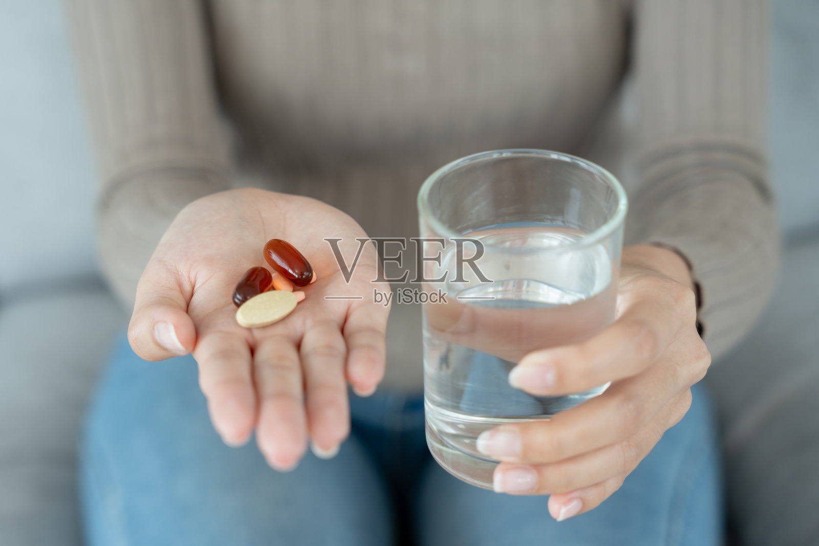 少女抱药、服药、止痛、治病、杀菌、服用维生素、镇静、保健、膳食补充剂、医疗用药、滋补、日常用药照片摄影图片