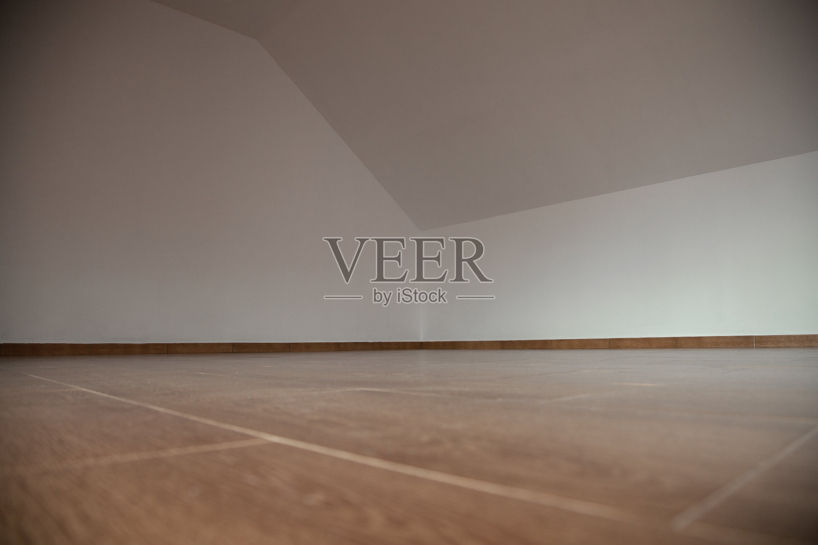 空的阁楼或阁楼，木地板，白墙照片摄影图片