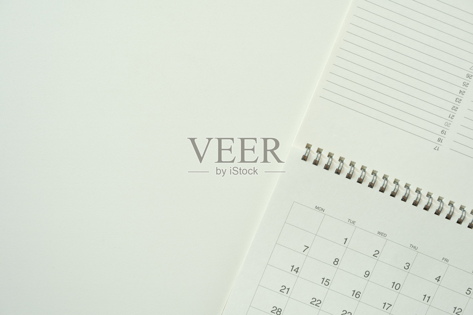 近景日历上的白色桌子背景，规划商务会议或旅行规划的概念照片摄影图片