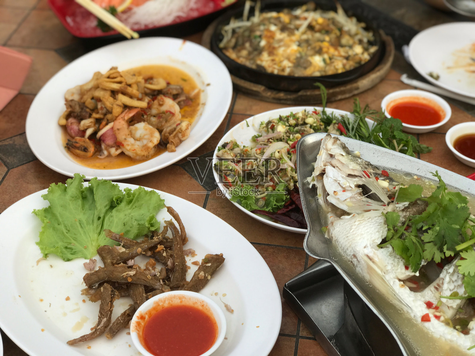 泰国菜盘菜为上菜，美食旅游理念;顾客在餐厅就餐的氛围，美食和美食旅游理念照片摄影图片