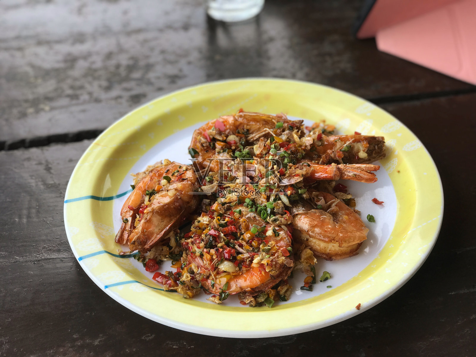 油炸大虾配香蒜炒香辣和海鲜，是美食和菜系的概念照片摄影图片