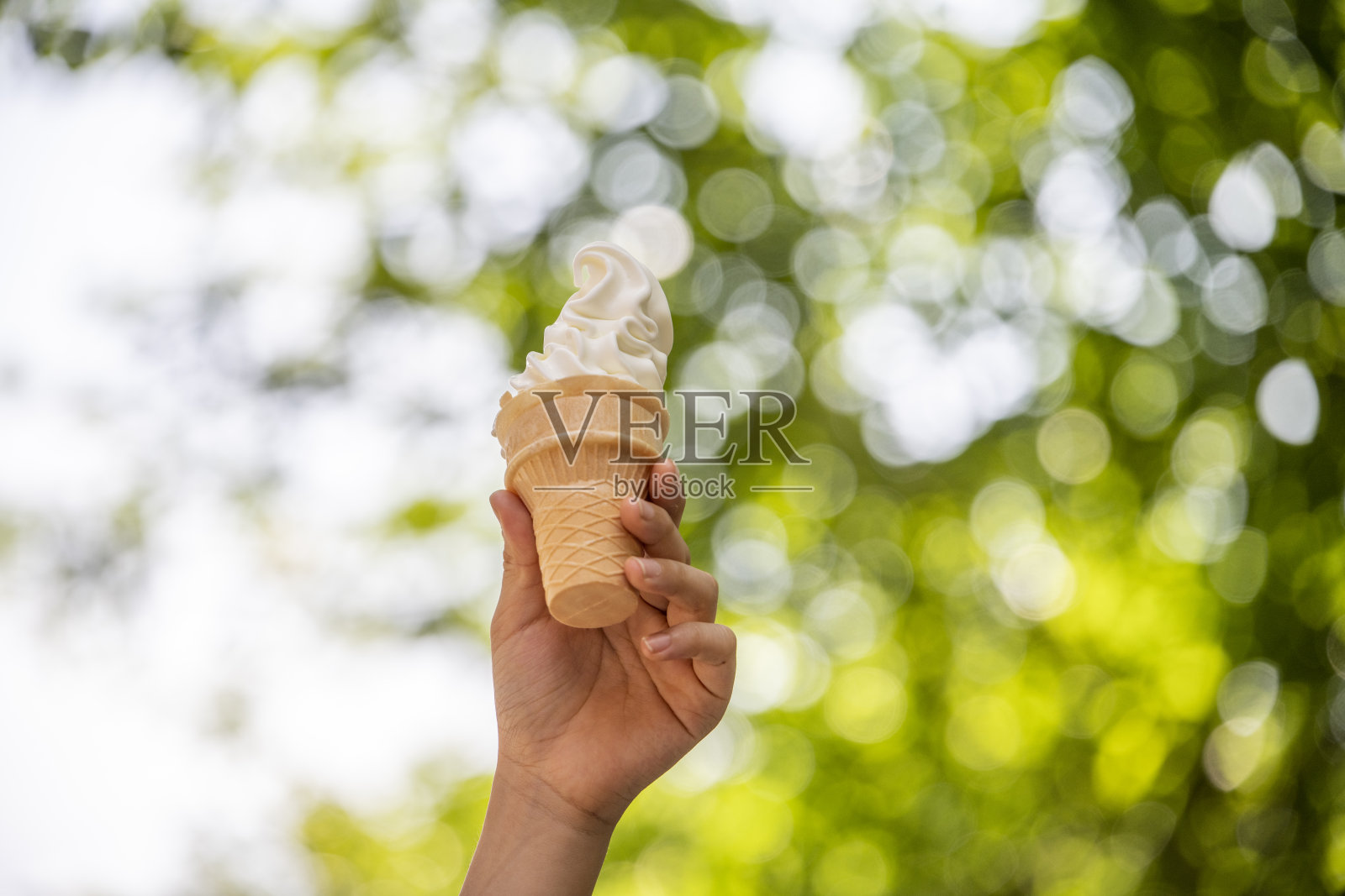 手里拿着冰淇淋照片摄影图片