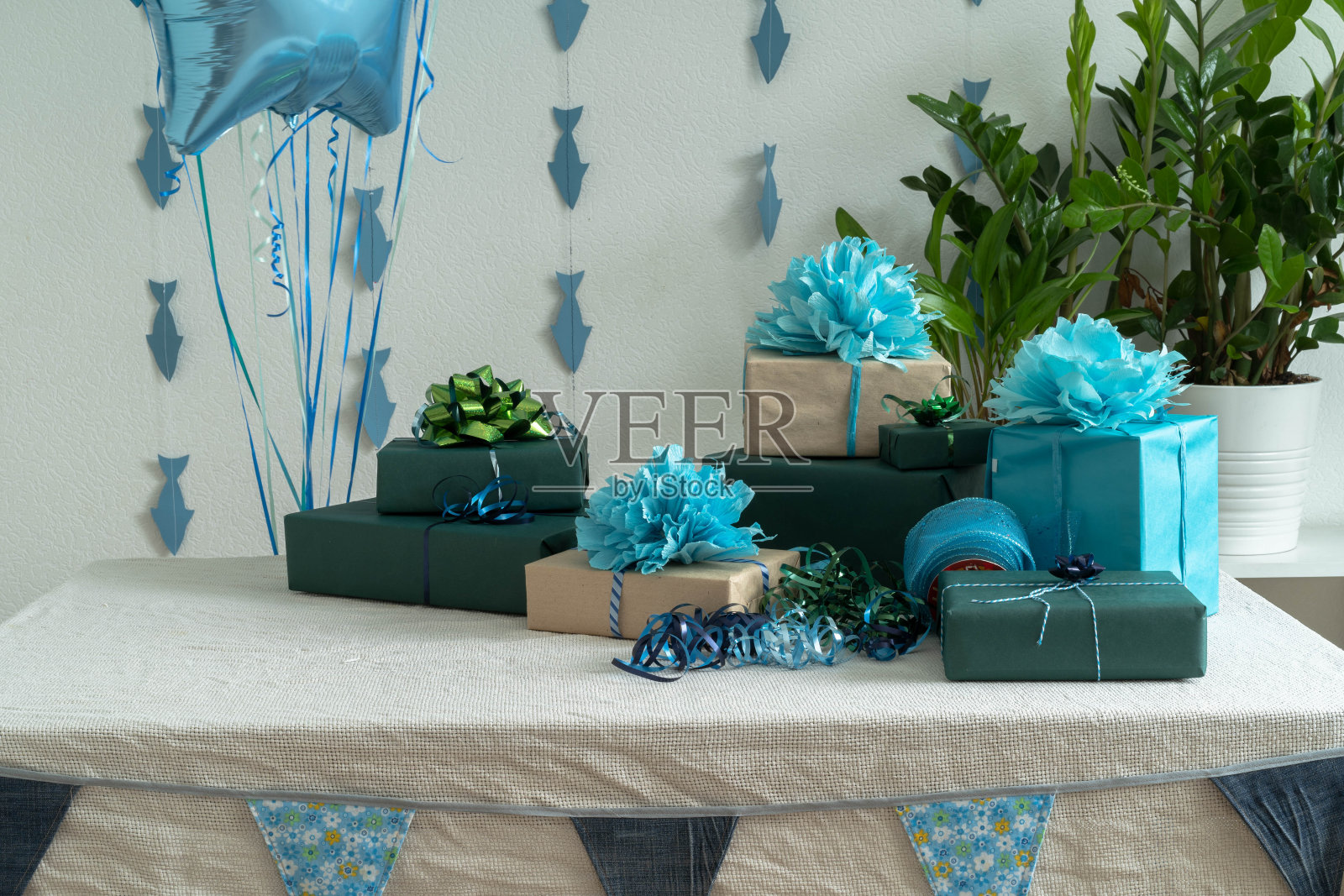 儿童生日餐桌的装饰照片摄影图片