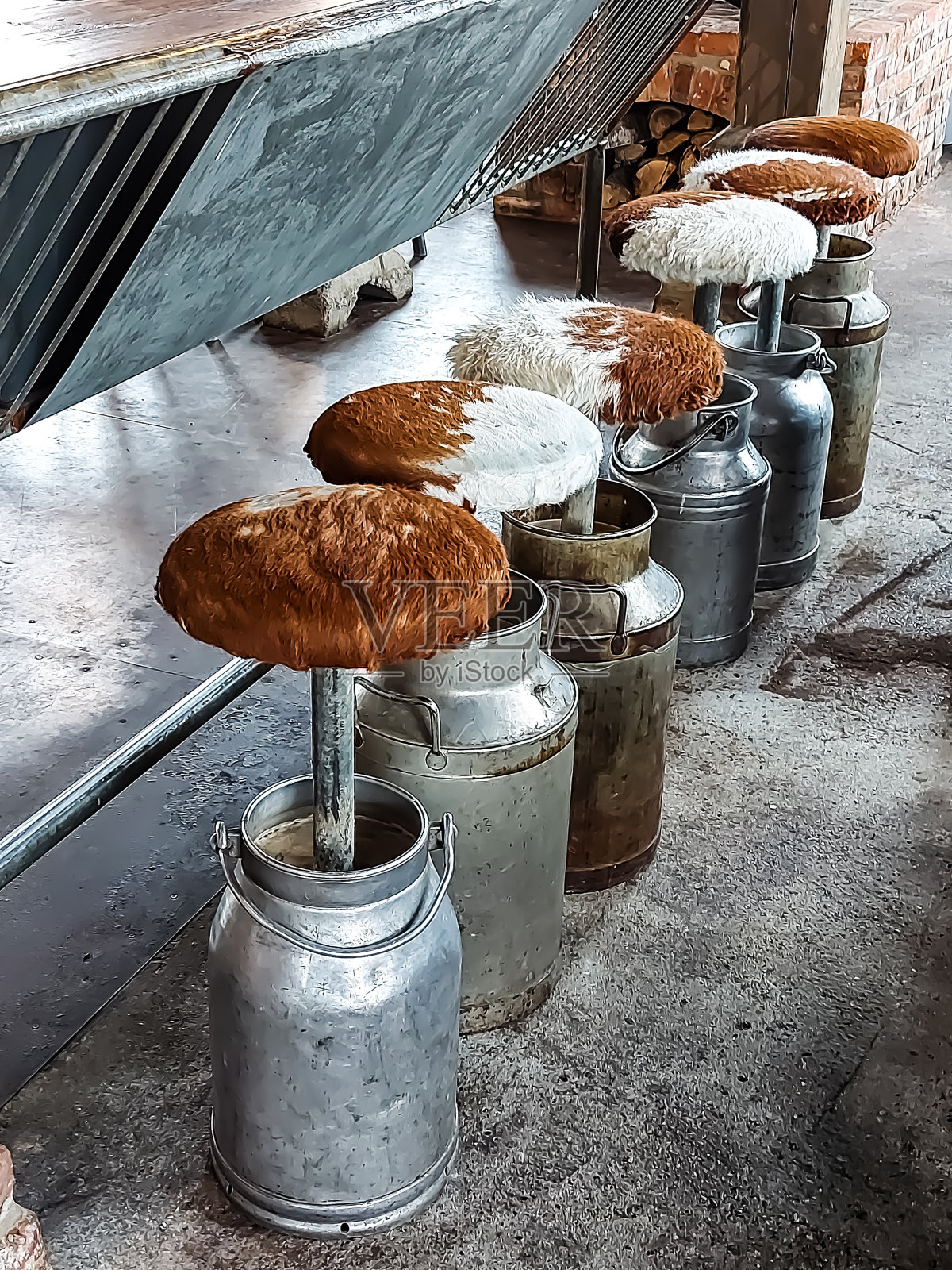 用旧牛奶罐制成的座椅照片摄影图片