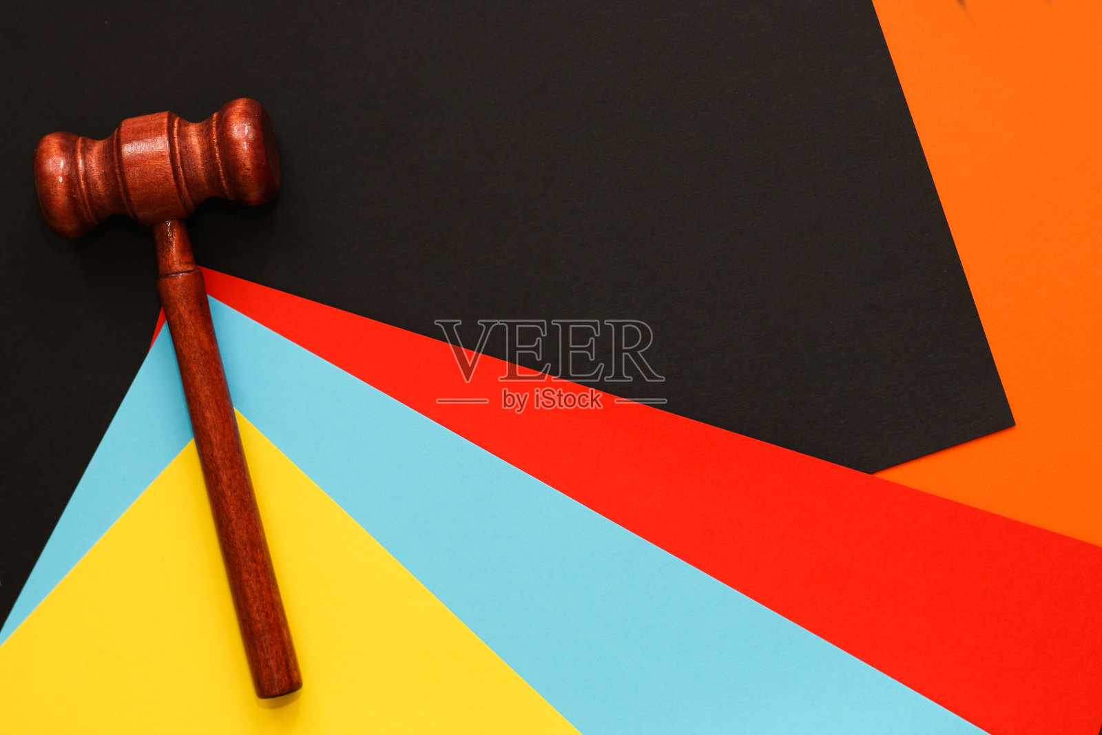 法官的木槌，背景是不同的硬纸板照片摄影图片
