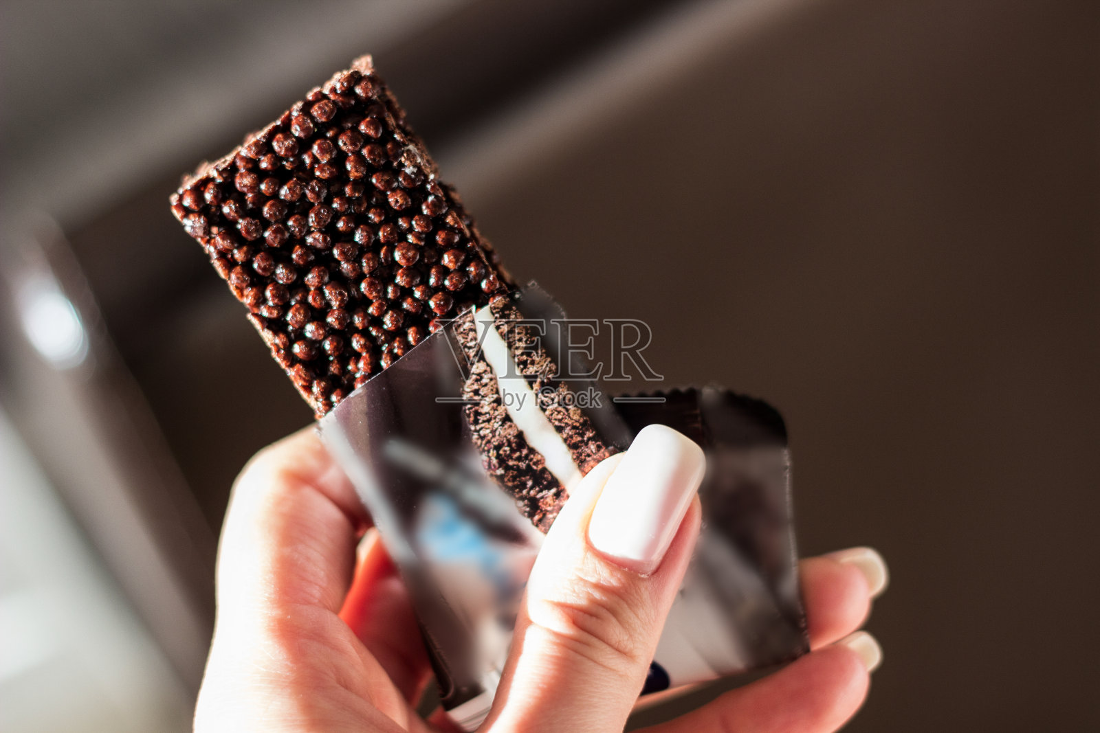 拿着蛋白质棒的女人照片摄影图片