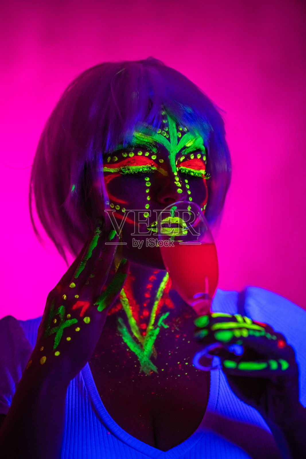 涂着荧光妆的年轻女子照片摄影图片