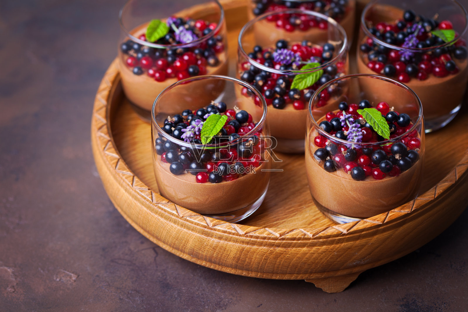 夏日水果巧克力慕斯照片摄影图片