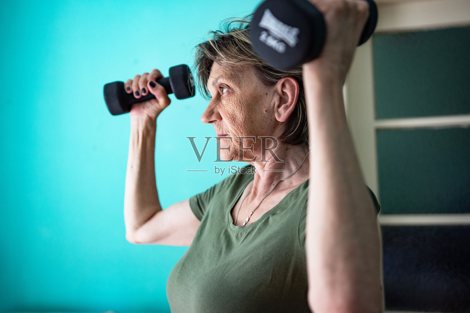 一个高级妇女正在做加强锻炼的镜头照片摄影图片