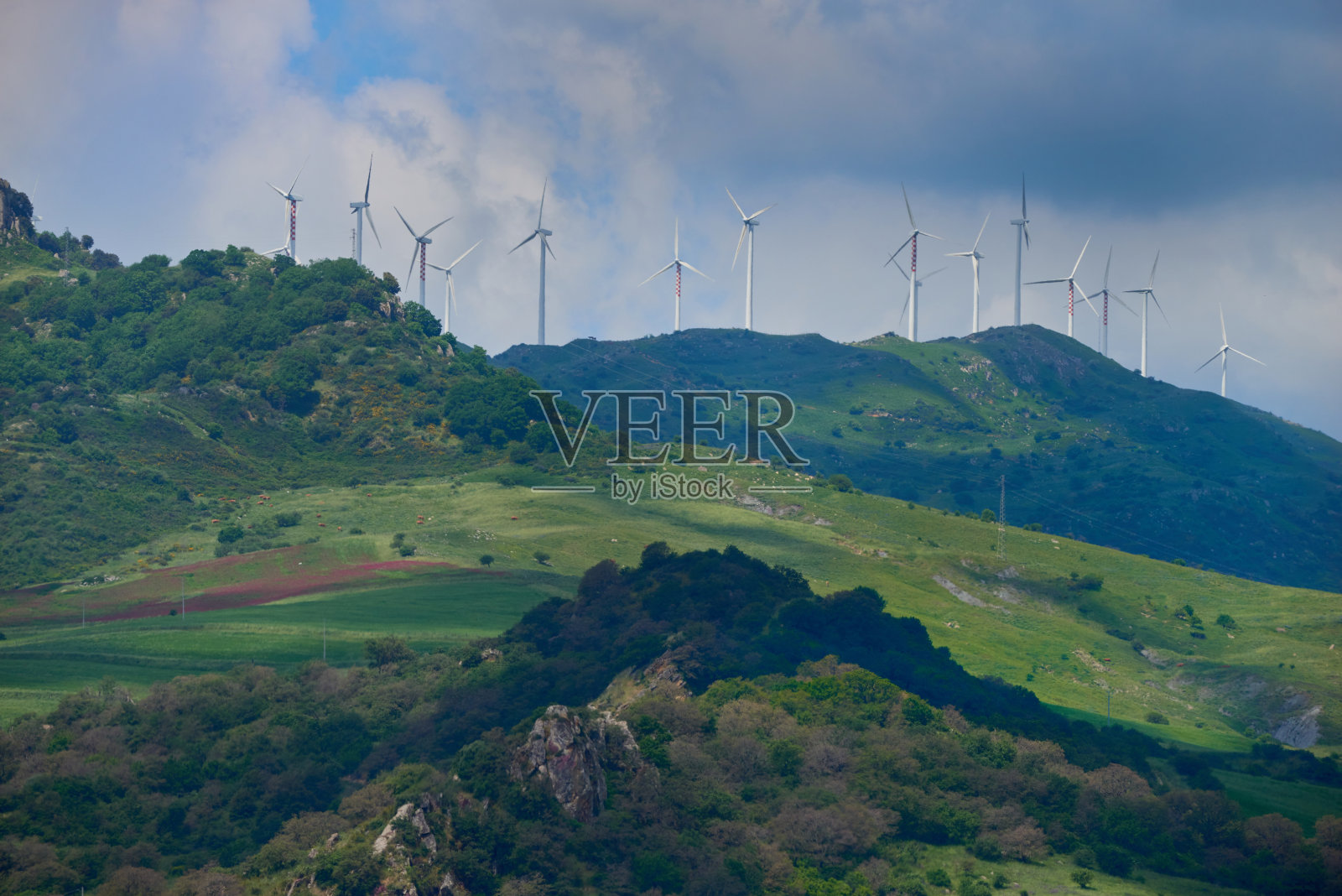 山上的风电场照片摄影图片