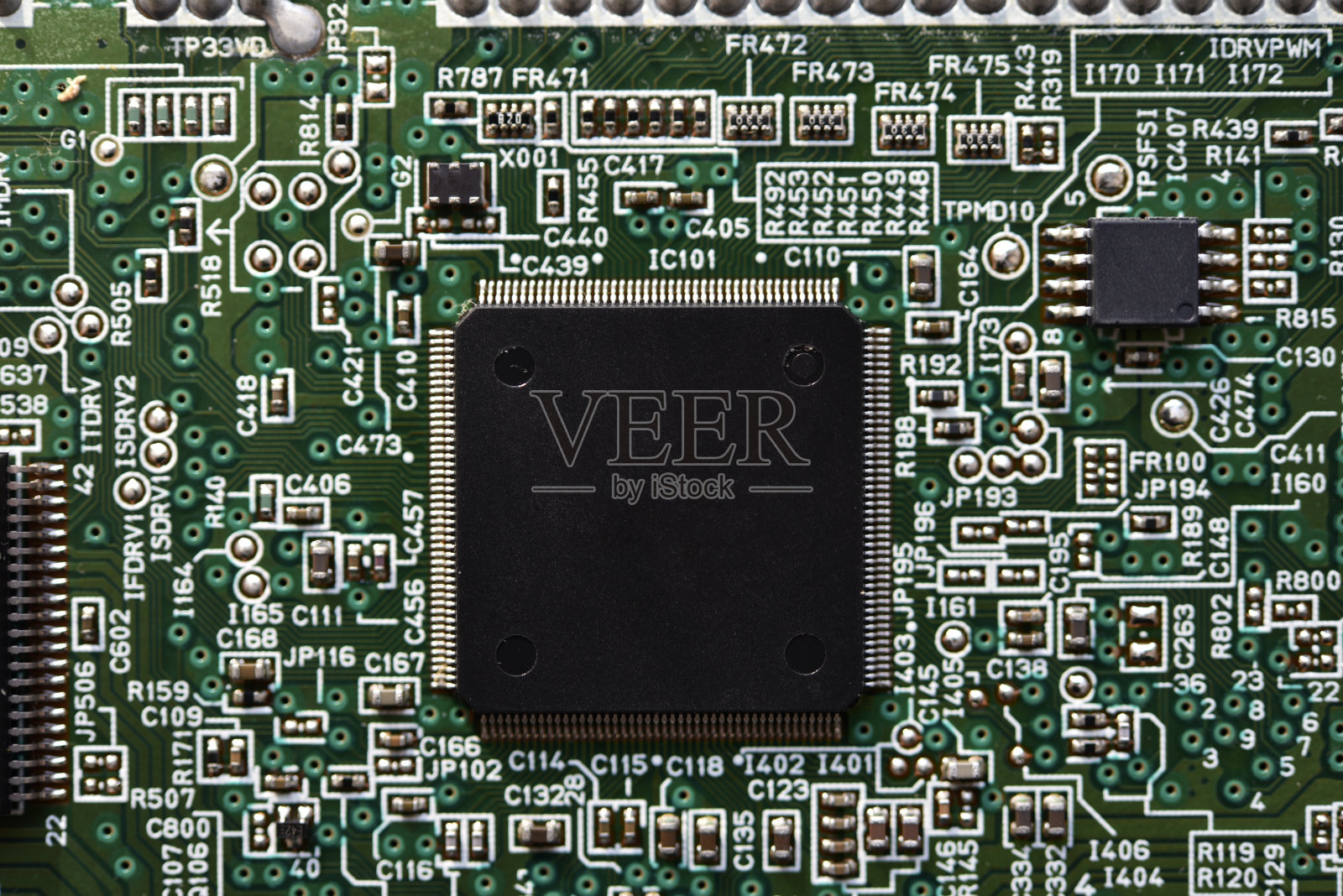 有无线电元件的蓝板。带有处理器和晶体管的芯片。二极管和电阻。微芯片。照片摄影图片