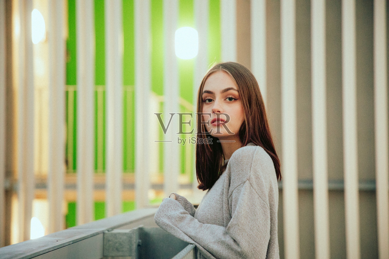 美丽的女人在停车场屋顶城市肖像照片摄影图片