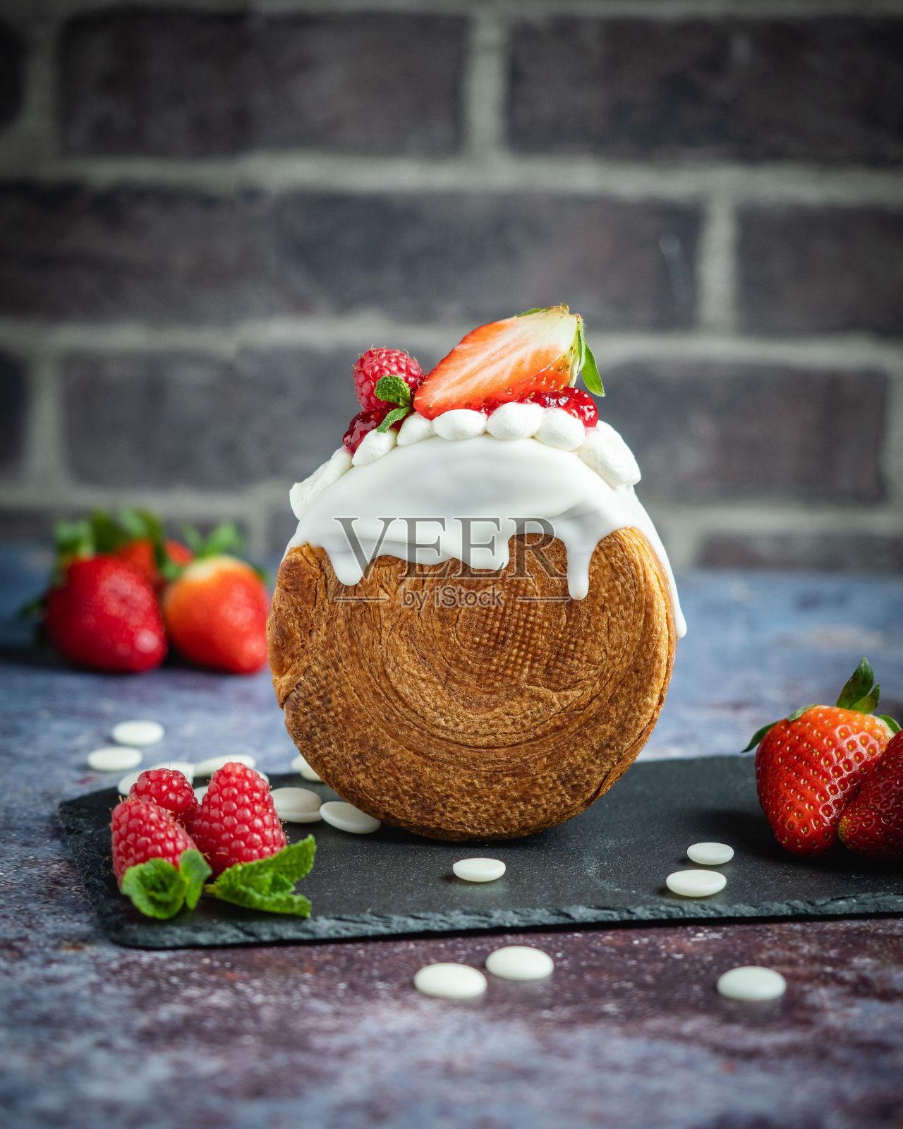 垂直特写的纽约卷顶部有草莓照片摄影图片