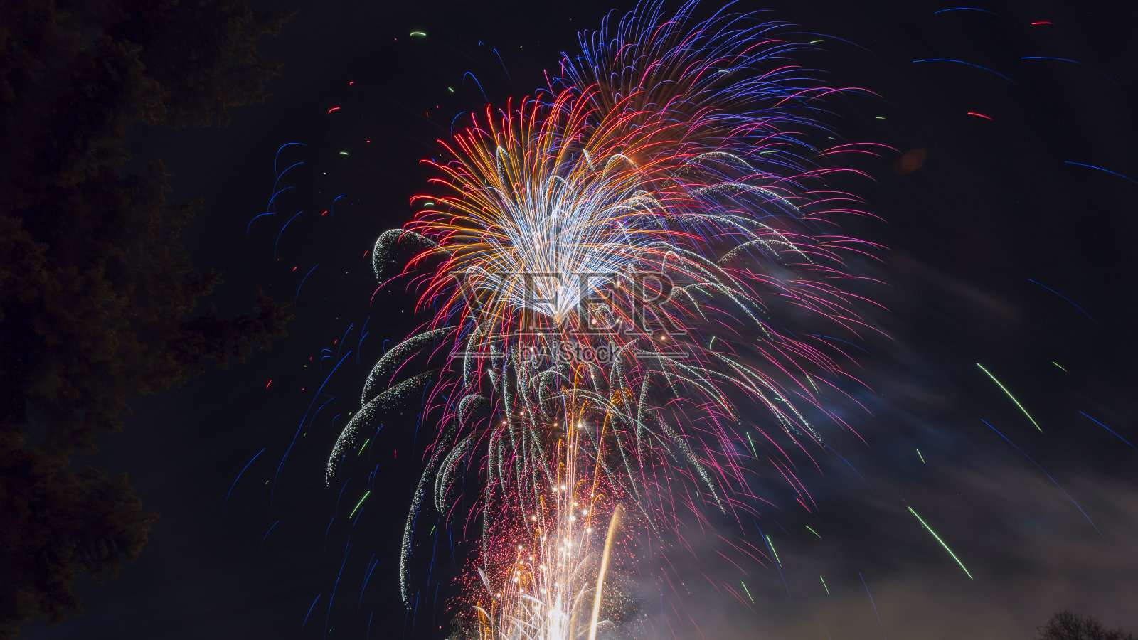 烟花照亮了天空，令人眼花缭乱。摘要彩色烟火背景与自由空间的文本。照片摄影图片