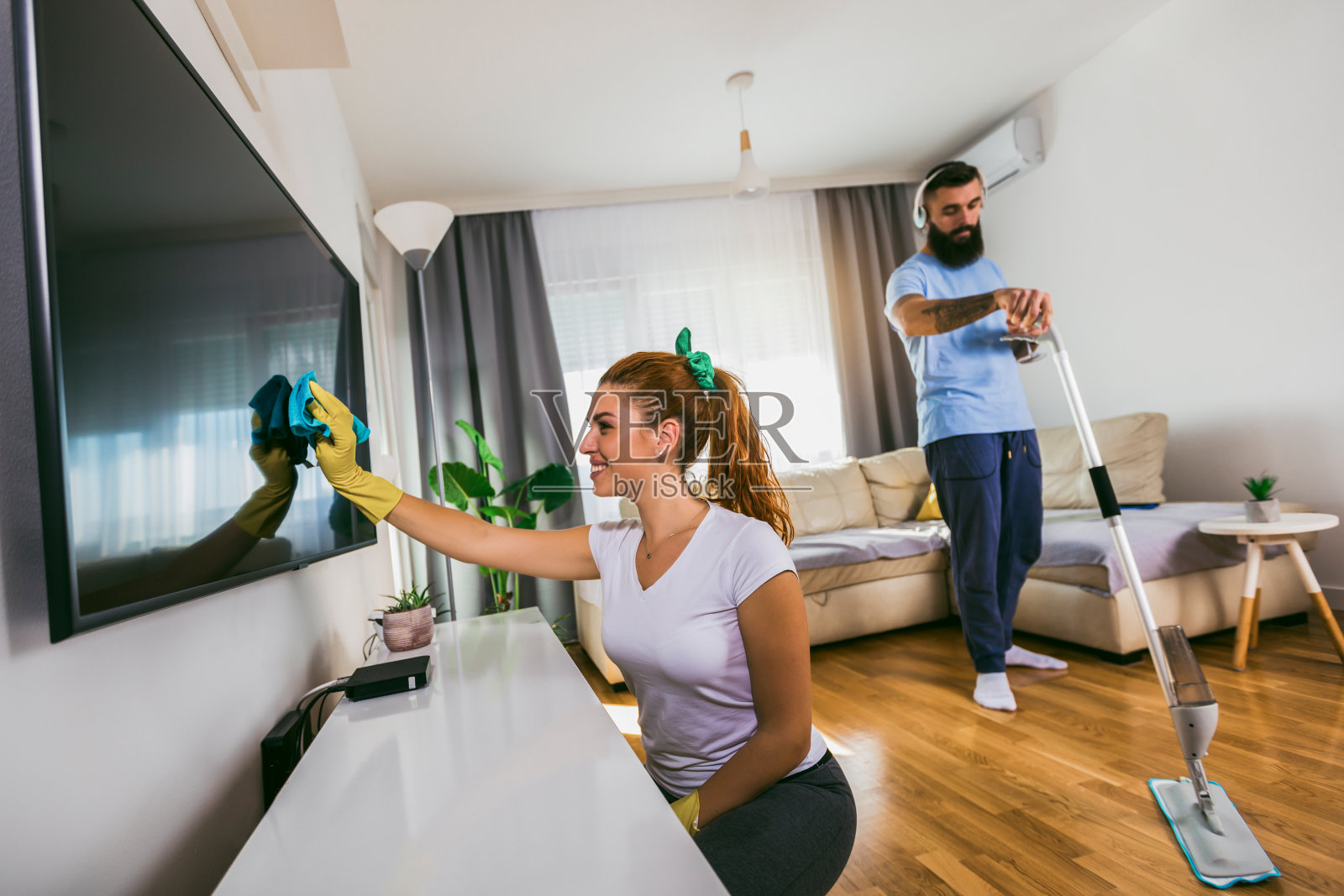 一对夫妇在一起做春季大扫除时玩得很开心照片摄影图片