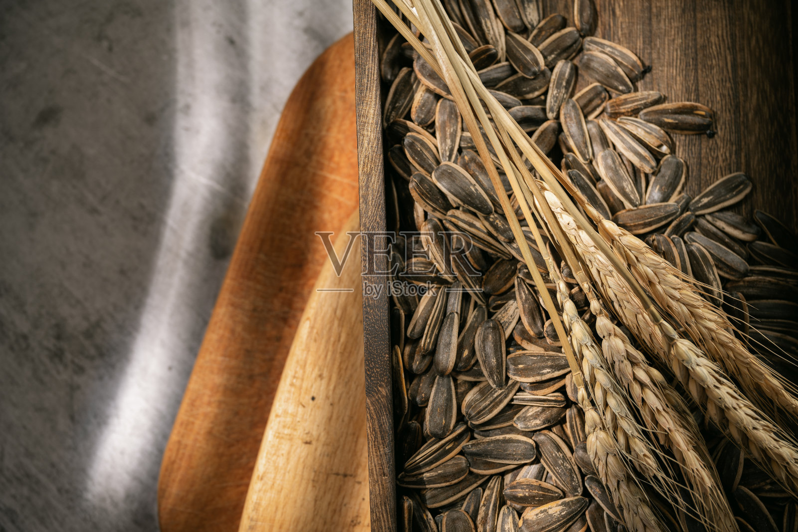 菜板上有瓜子照片摄影图片