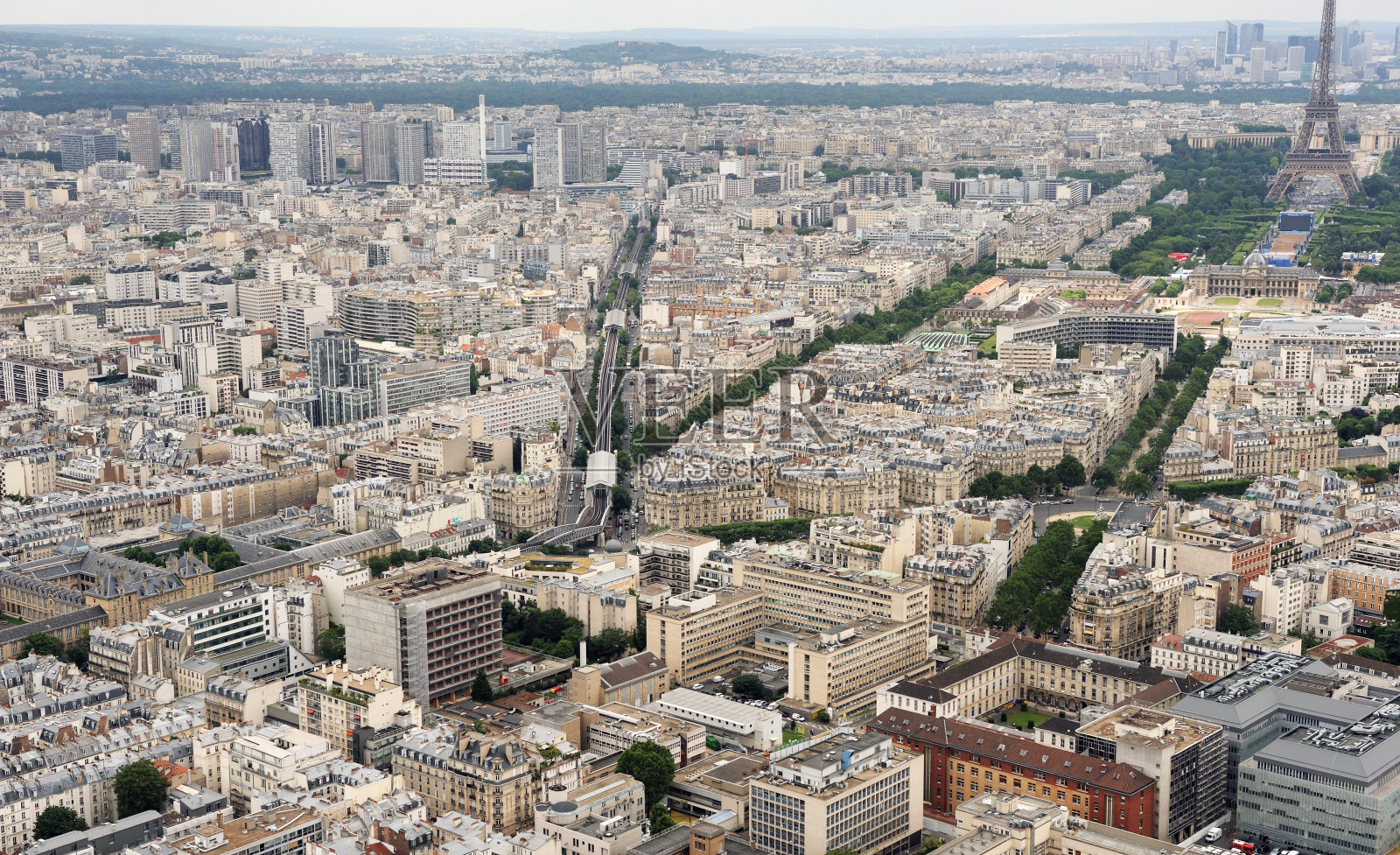 法国巴黎的鸟瞰图。从蒙帕纳斯摩天大楼俯瞰美丽的法国巴黎空中城市景观。照片摄影图片