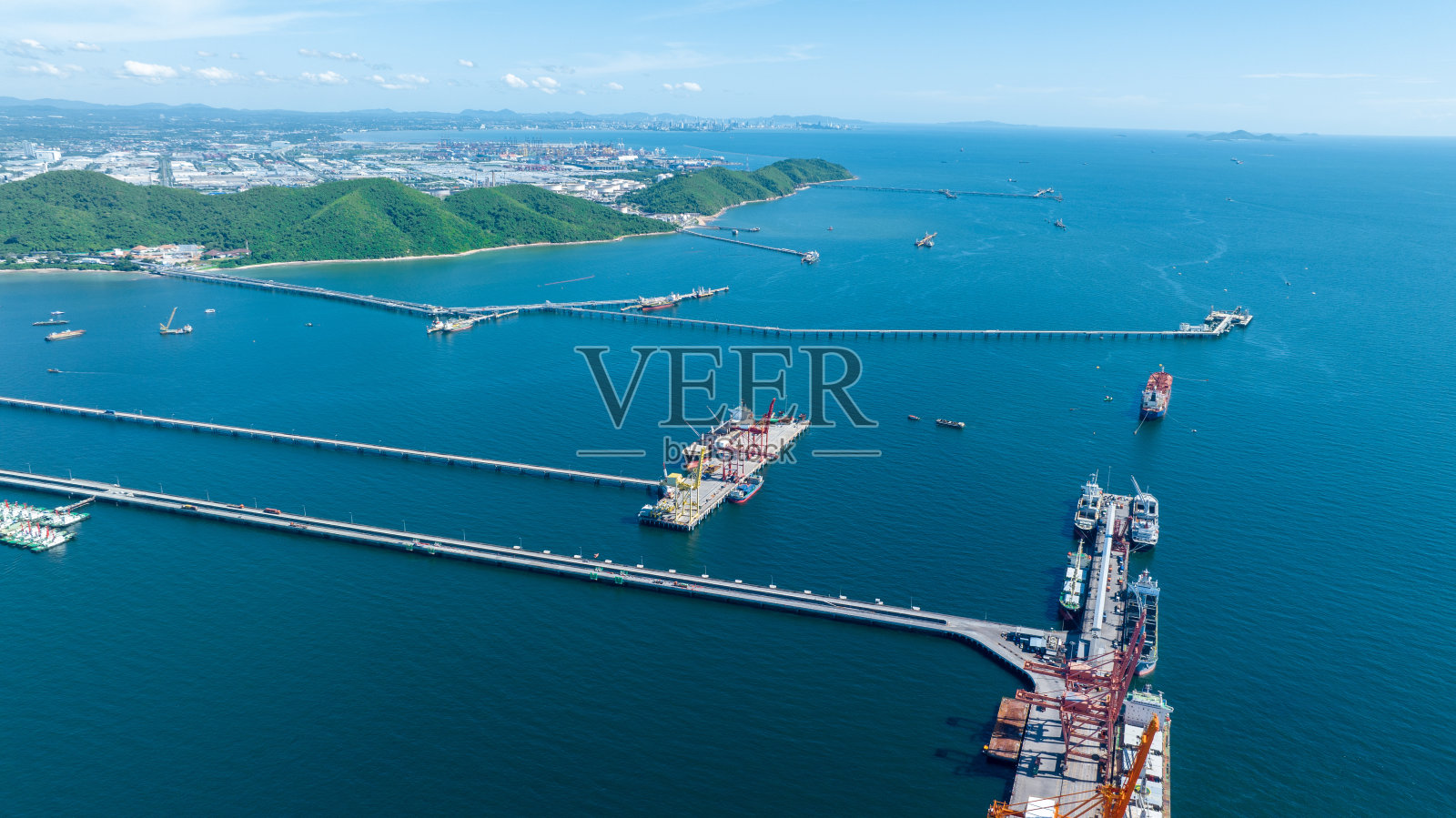 桥梁货运码头上运行的货轮照片摄影图片