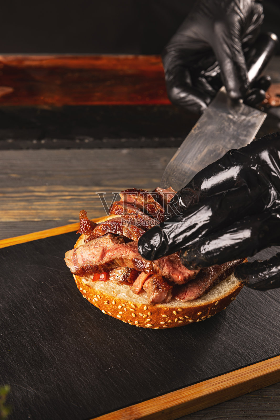 专业厨师正在准备牛排汉堡照片摄影图片