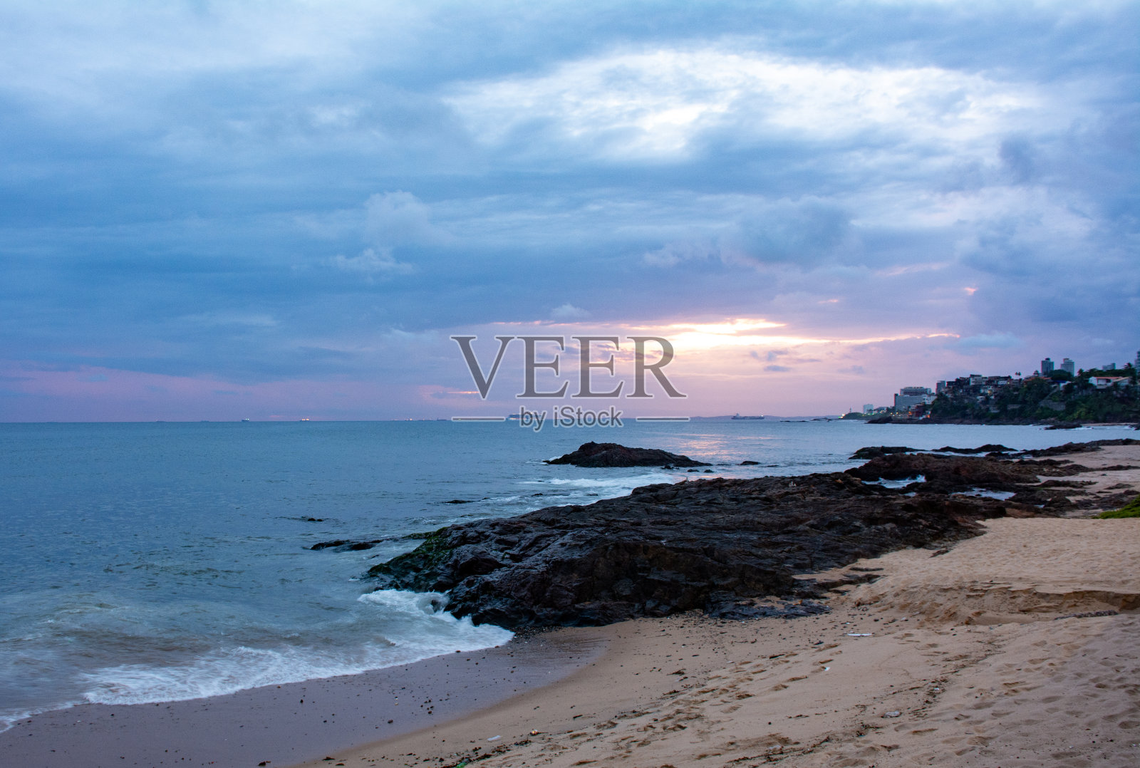 日落与云，海滩和岩石照片摄影图片