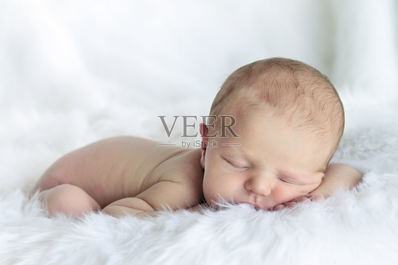 熟睡中的新生儿肖像照片摄影图片