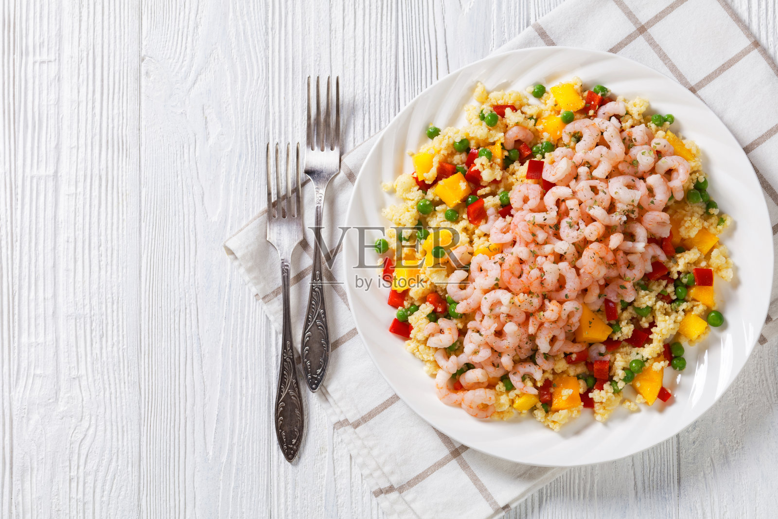 虾仁小米饭配芒果和蔬菜照片摄影图片
