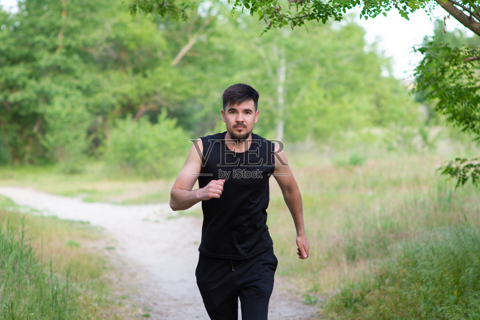 男运动员在公园里慢跑照片摄影图片