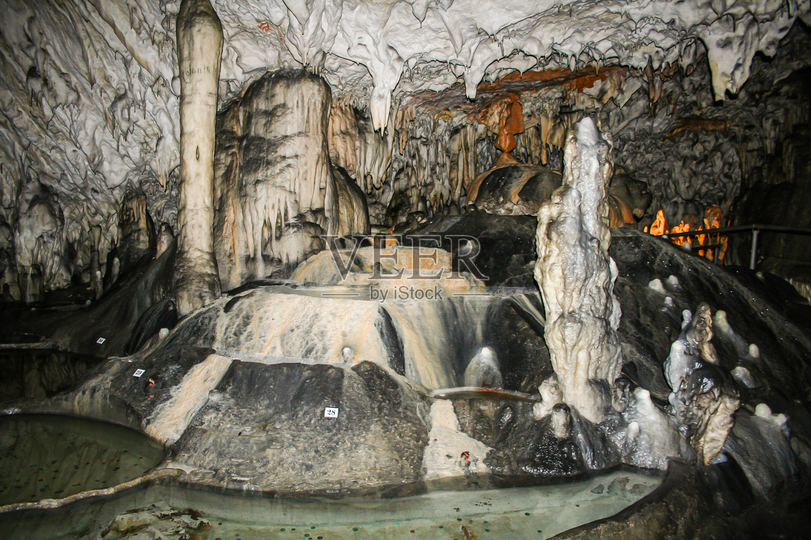 在山洞里照片摄影图片