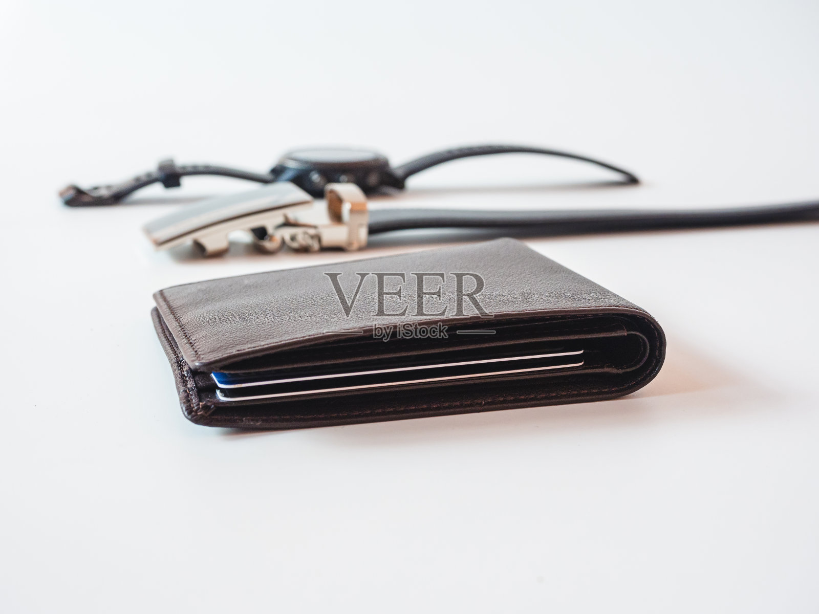 白色背景的棕色皮革钱包。照片摄影图片