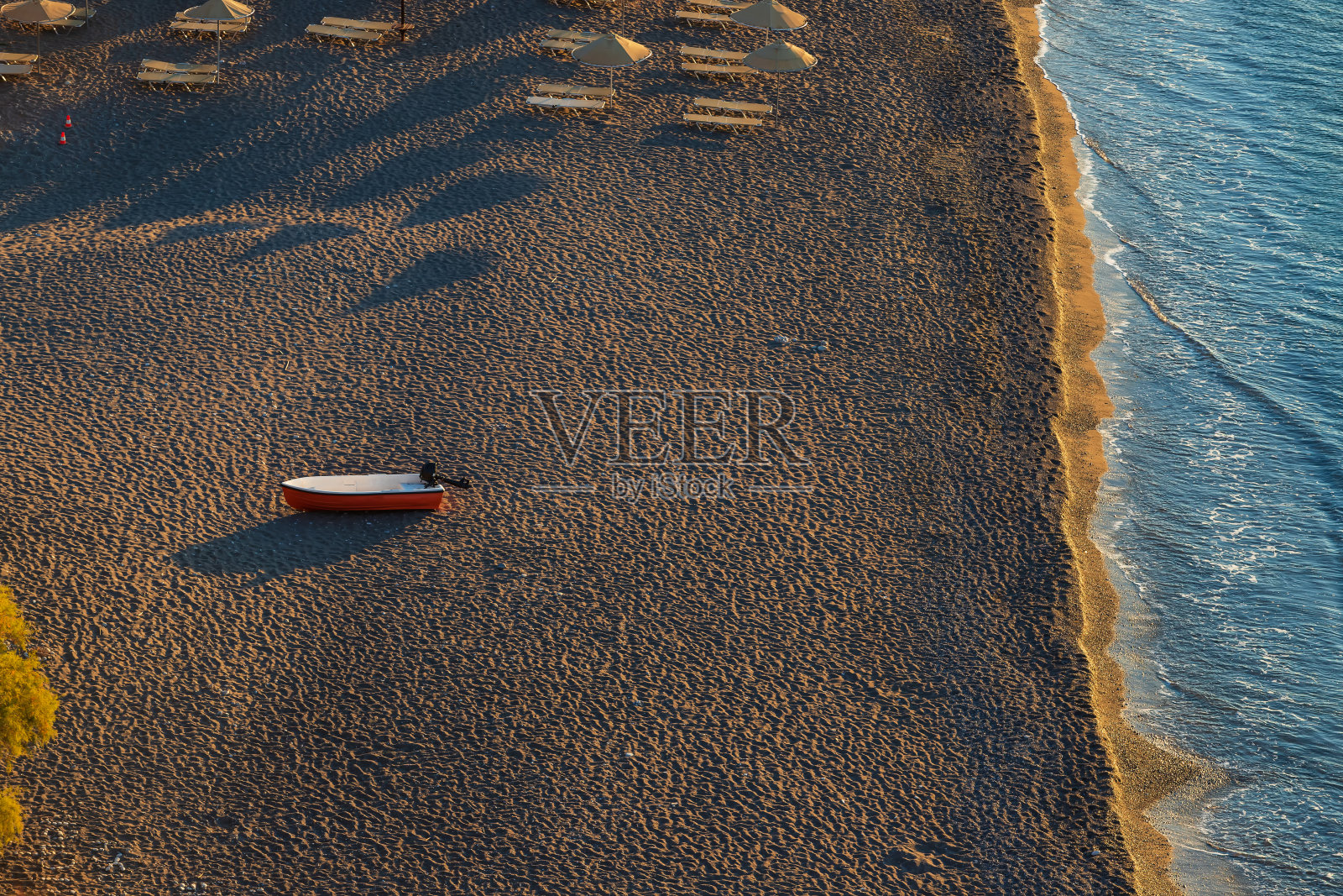 美丽的风景。克里特岛海岸-希腊勒拉佩特拉伊甸岩地区。海上日出时美丽的天空。照片摄影图片