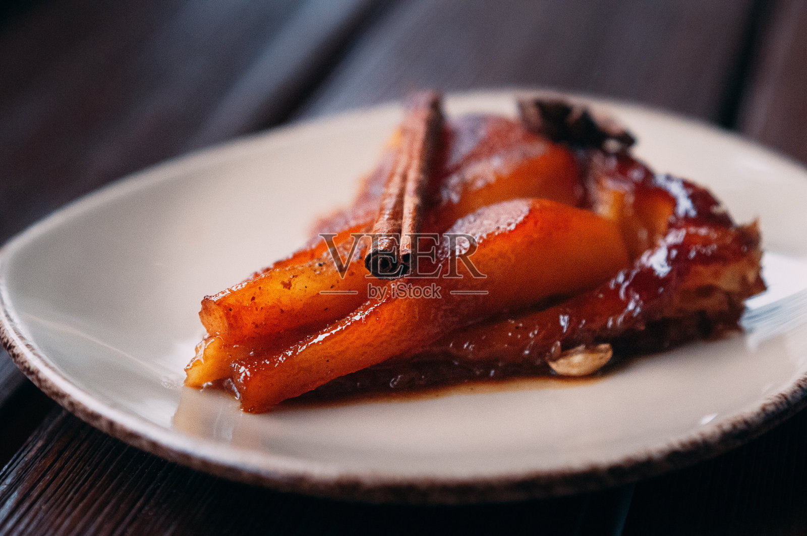 梨挞片配焦糖和香料照片摄影图片