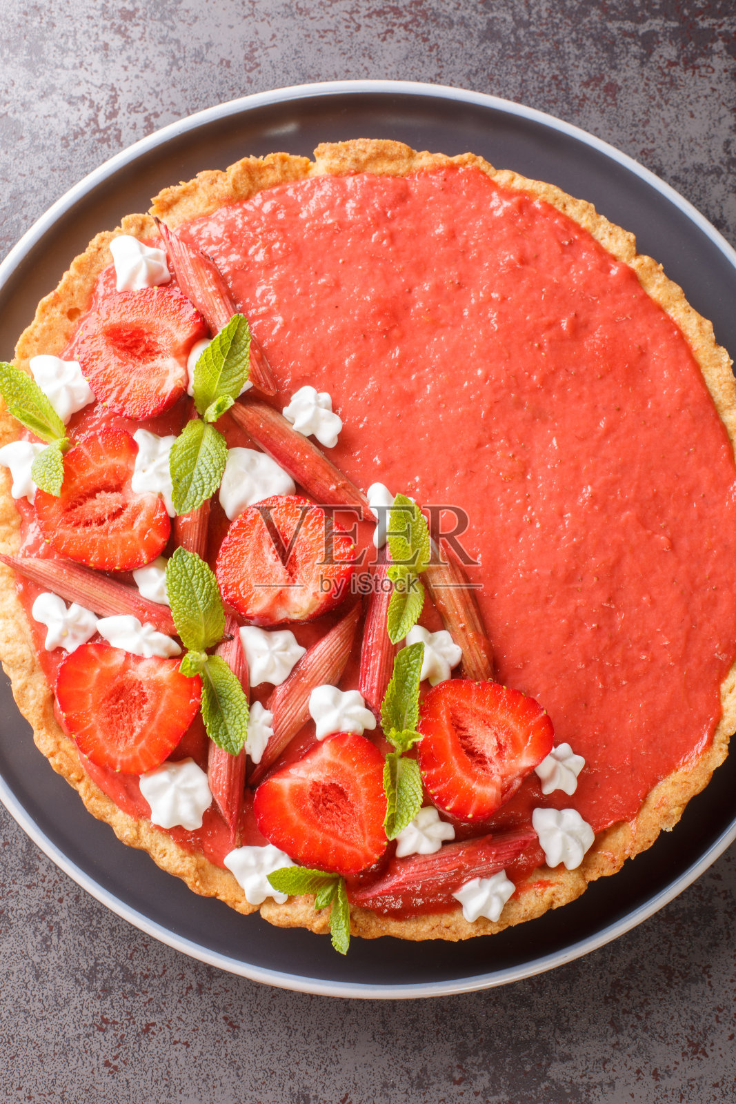 大黄草莓挞配慕斯特写。垂直的俯视图照片摄影图片