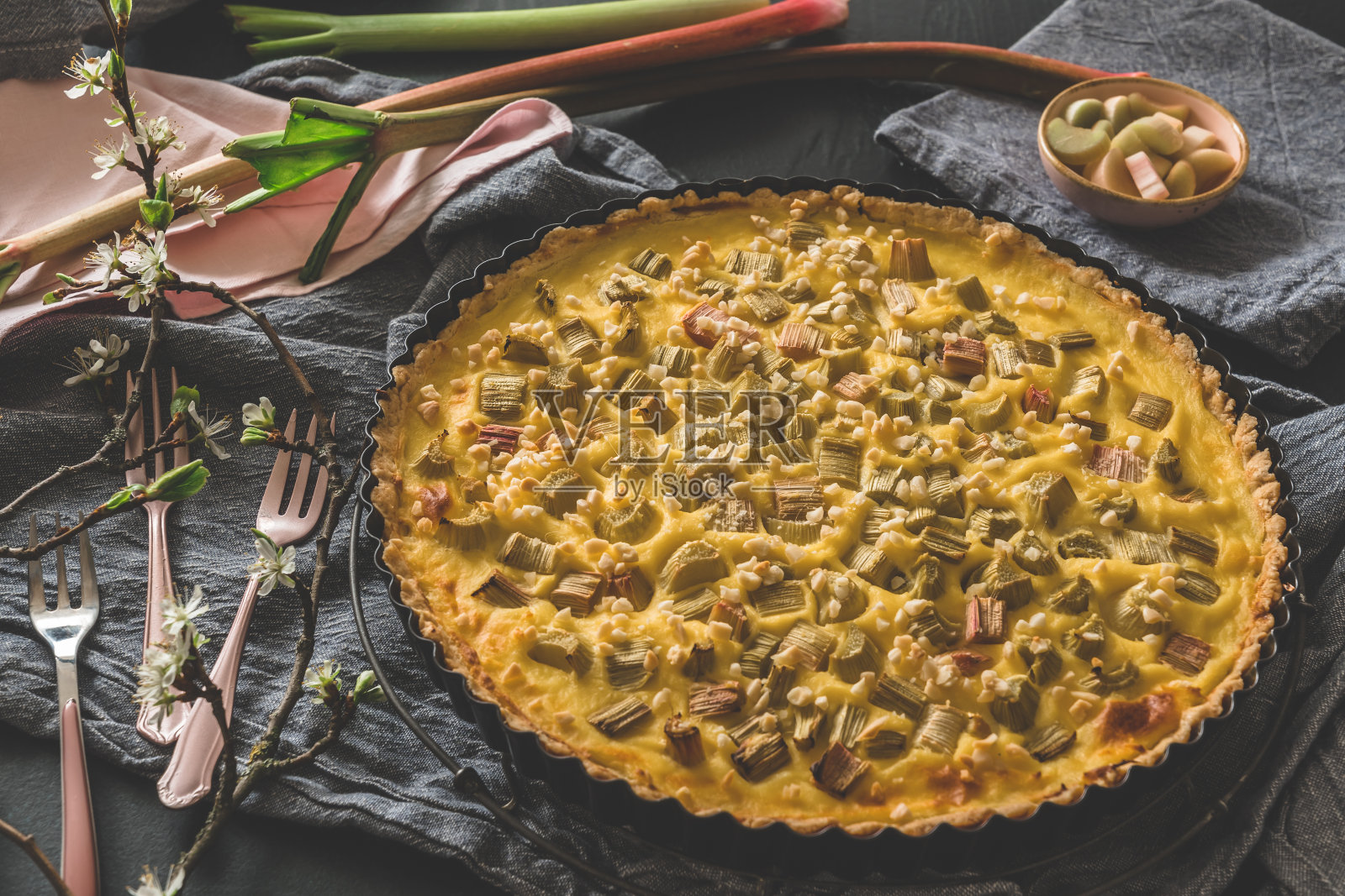 把自制的大黄挞放在黑桌子上照片摄影图片