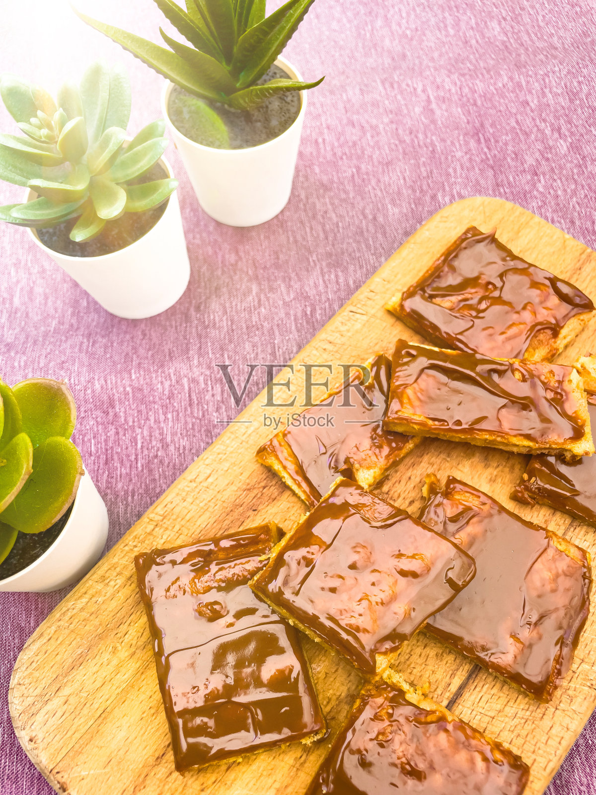 自制的酥皮蛋糕，上面覆盖着巧克力奶油照片摄影图片